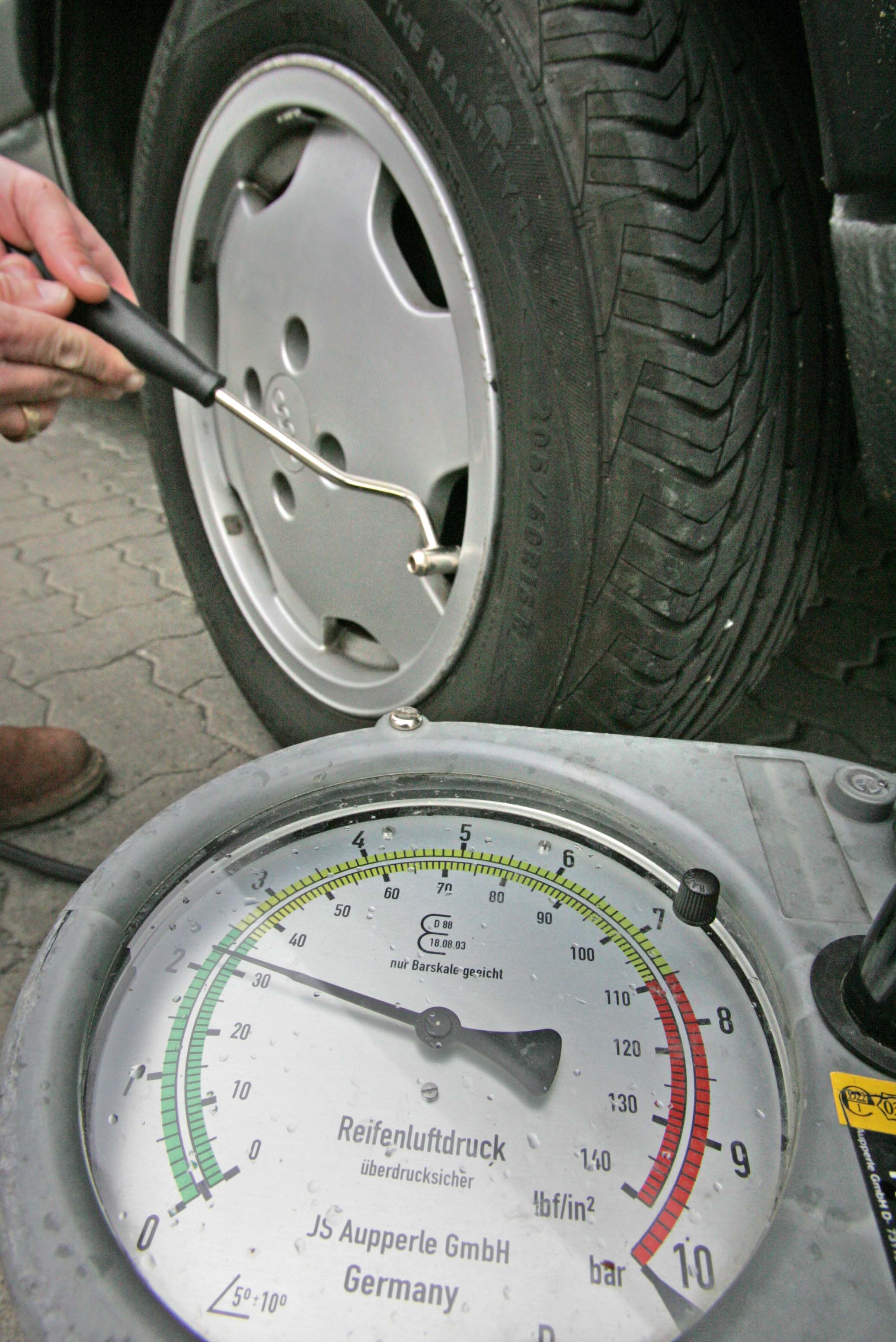 在補充胎壓時必需確認打氣機單位。 圖片來源：Continental