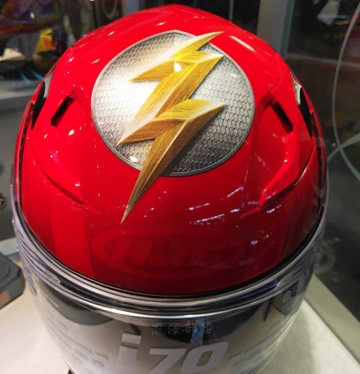 ▲THE FLASH 閃電俠全罩安全帽，造型具速度感。（圖片來源：Yahoo奇摩拍賣）