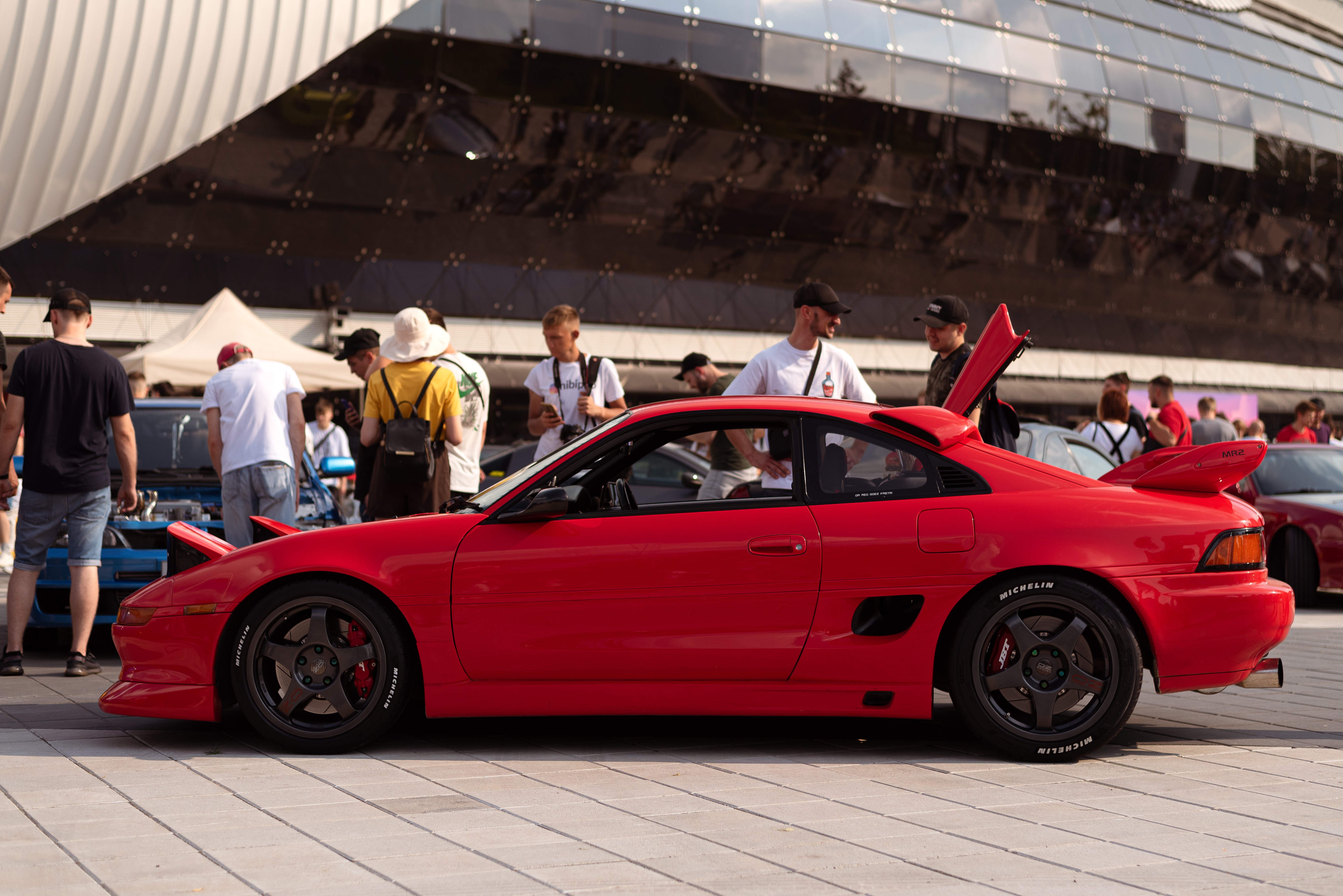 Toyota MR2的另一個重點在於中置引擎後輪驅動並有著相當程度的輕量化。��照片摘自：Pexels