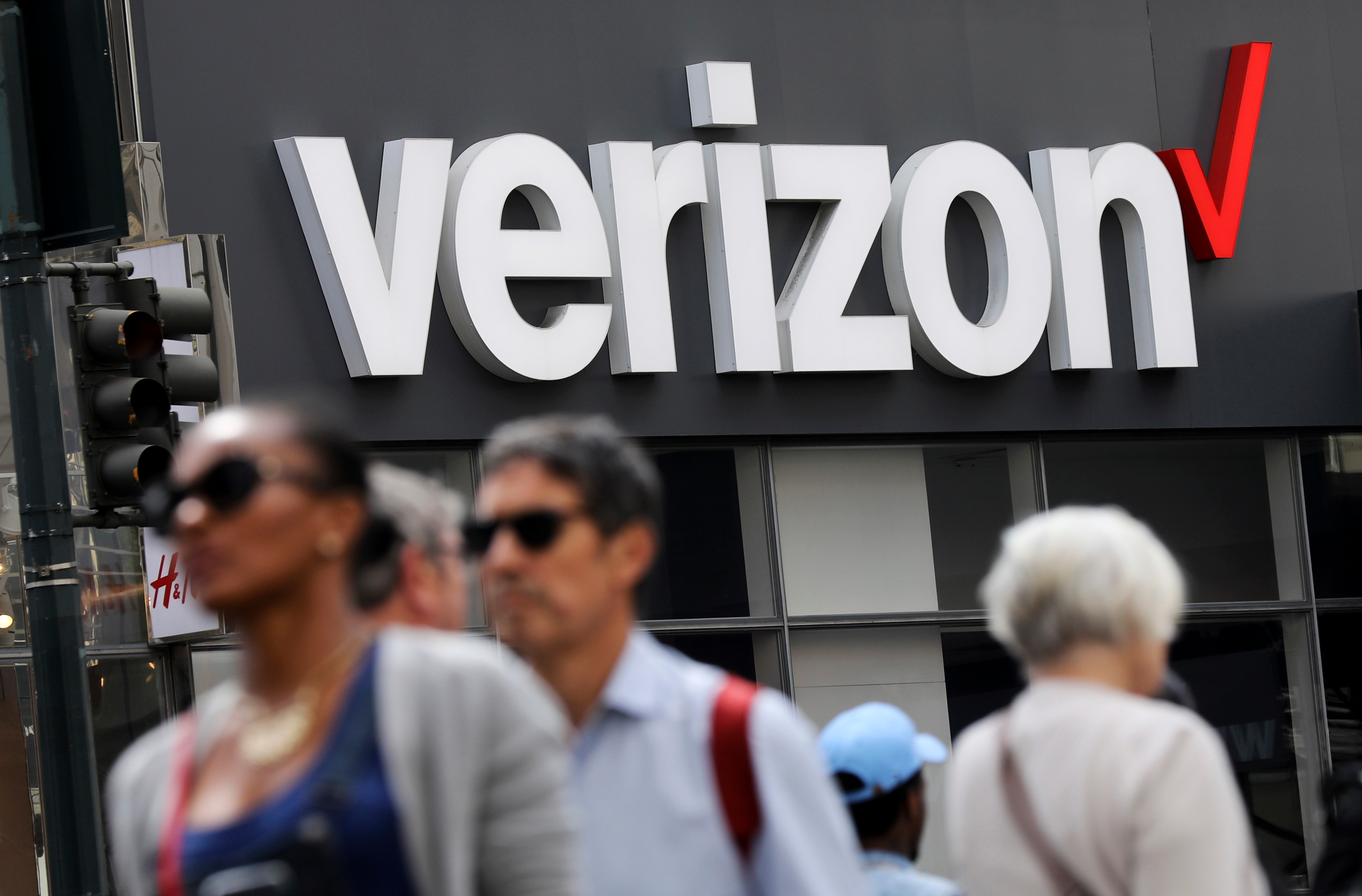 Verizon posts surprise rise in wireless subscribers as 5G efforts pay off