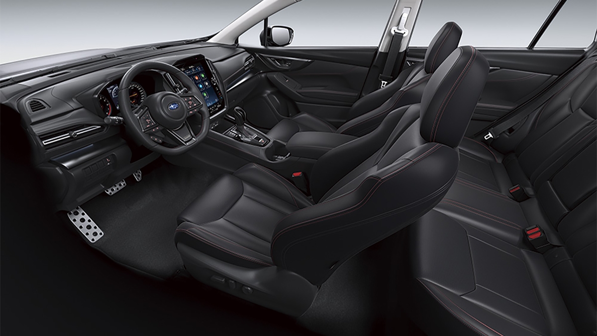 圖／2023 Subaru WRX Wagon tS 2.4 EyeSight車室座艙以極具熱血速度感的紅色車縫線鋪陳，更融入賽車元素、有性能代表STI字樣的D型皮革方向盤。