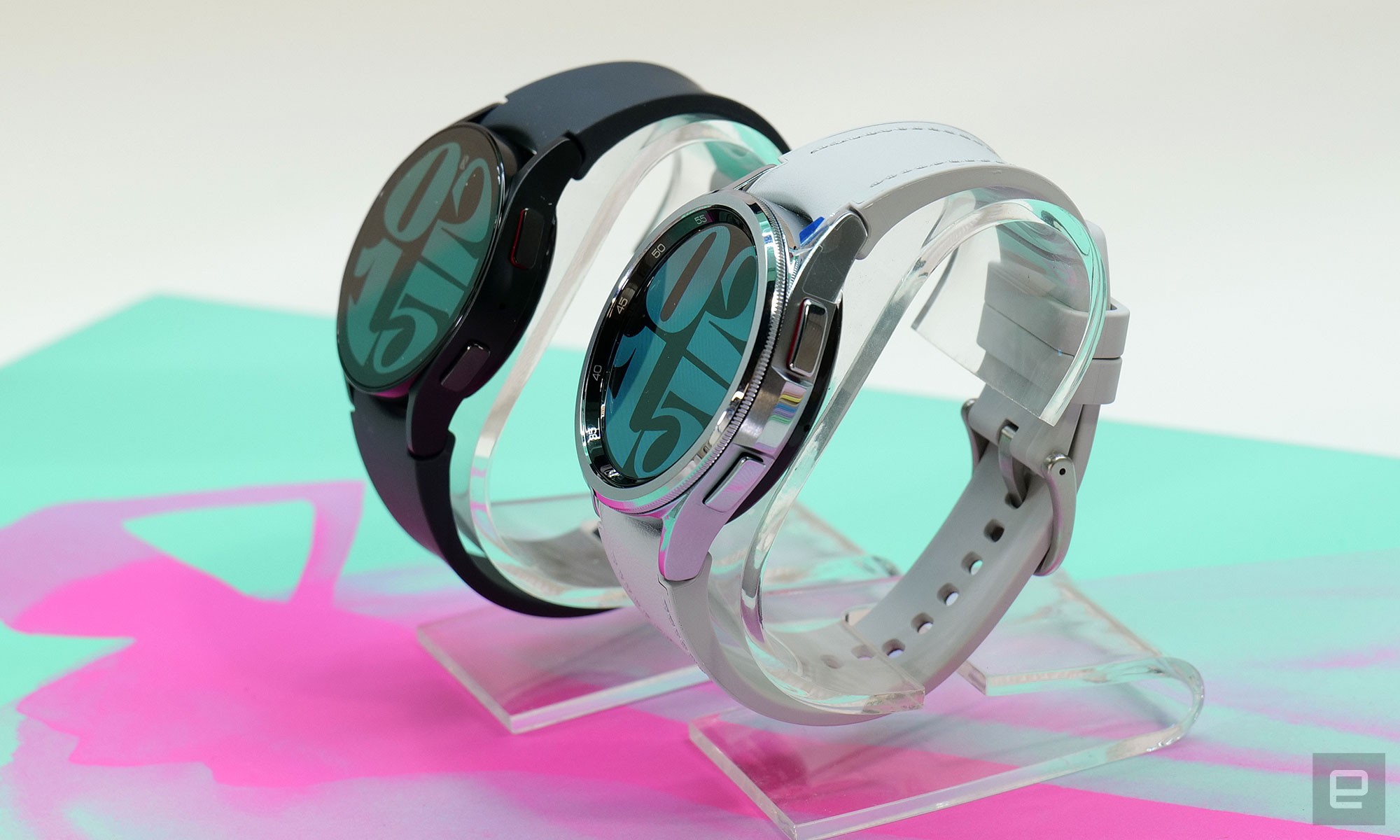 Side view of the Galaxy Watch 6 and Watch 6 Classic on plastic stands, showing their lugs and buttons. 