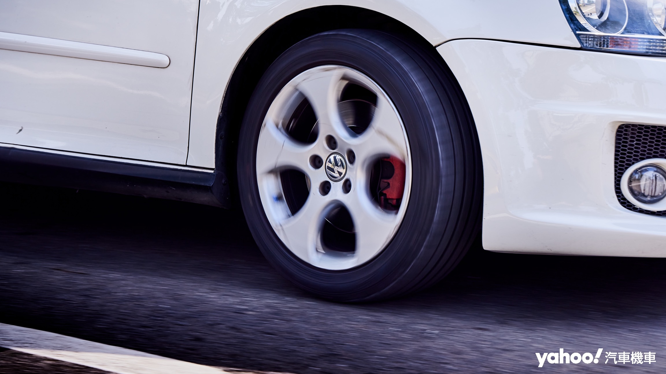 在快節奏駕駛中可清楚感受到Falken FK510適中的胎壁支撐性帶來相當不錯的輪胎指向，山路連續彎或者高快速道路的高速車道變換都能展現輪胎良好的操控性。