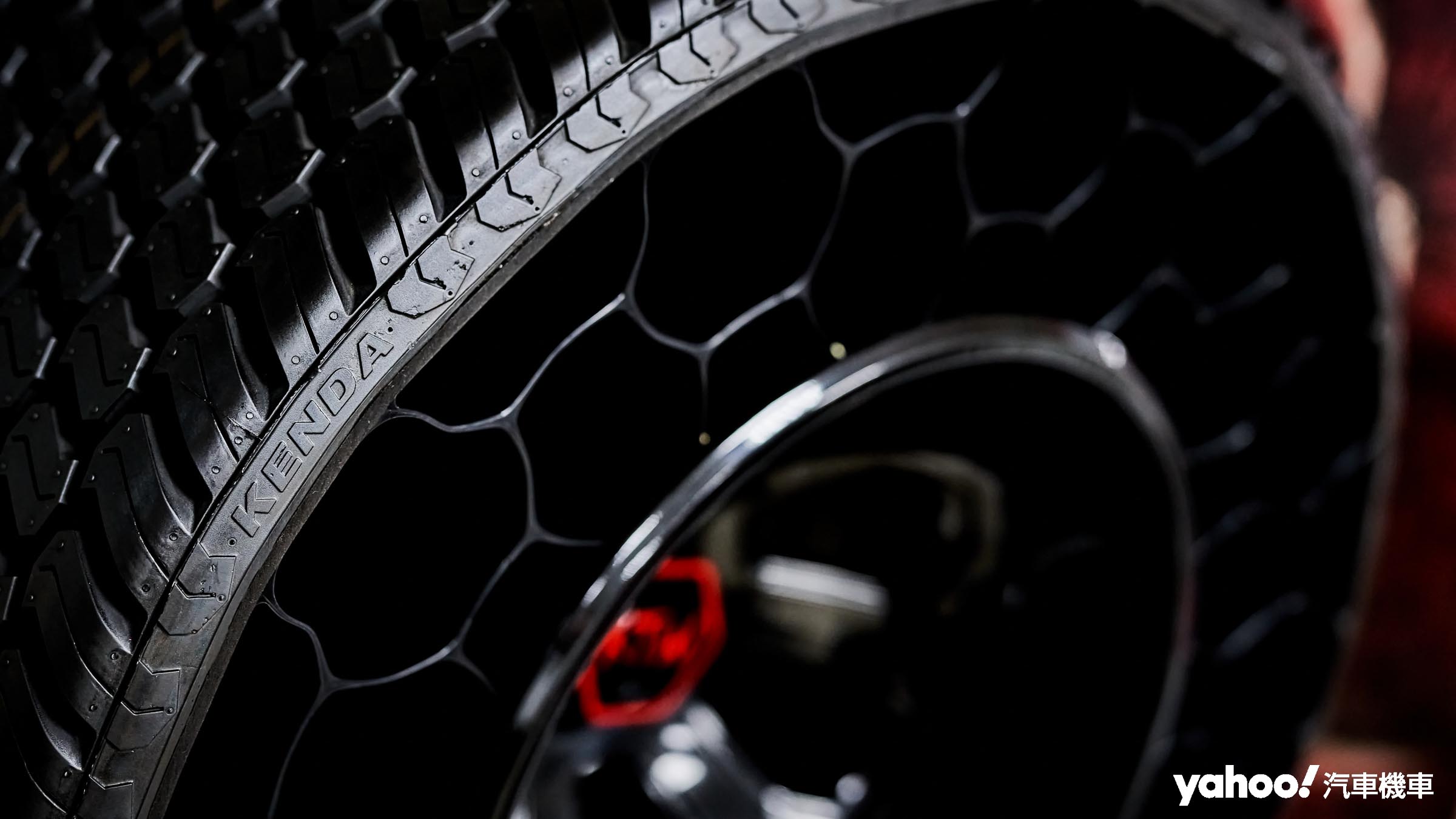 近年大廠積極開發的免充氣輪胎，Kenda建大輪胎也已經率先在割草機上量產使用，並於北美市場頗受好評。