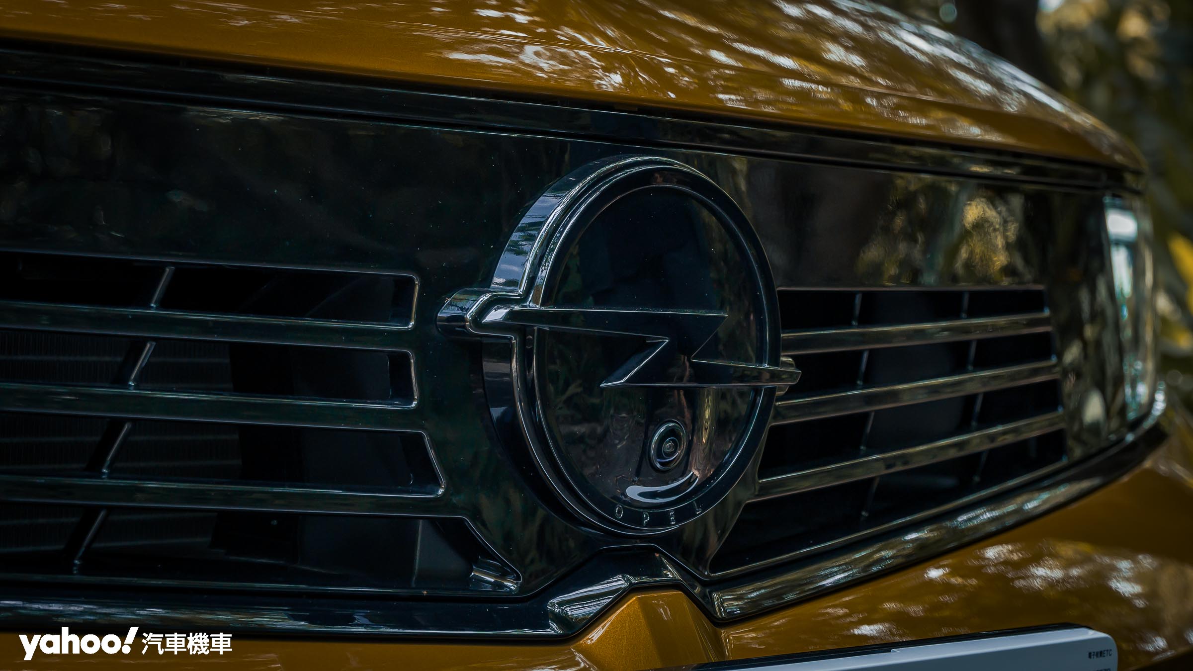 位於車頭水箱護罩的Vizor 閃電風鏡，是全車最受矚目的視覺焦點之一。