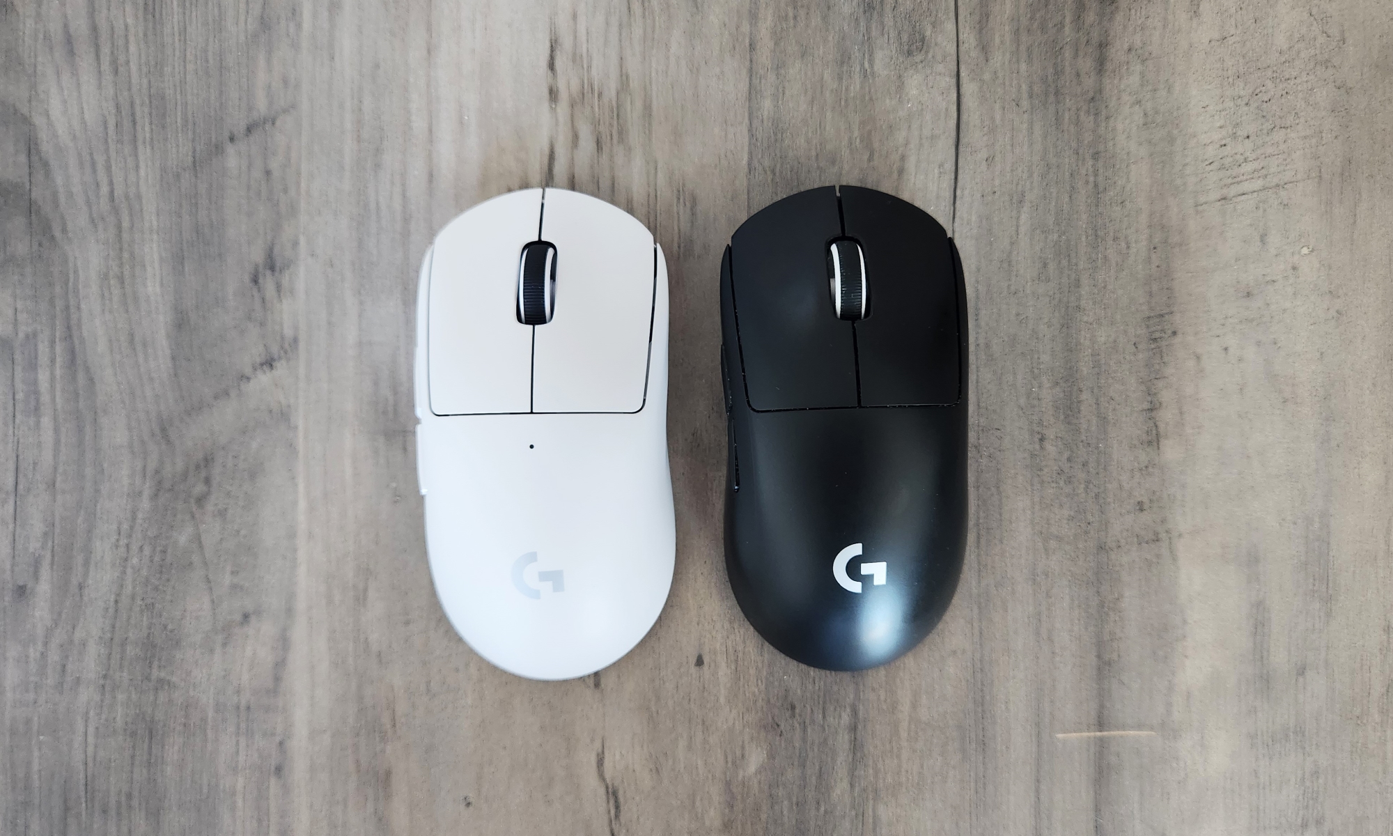 Das Logitech G Pro X Superlight 2 (links) sieht fast identisch mit dem Original G Pro 