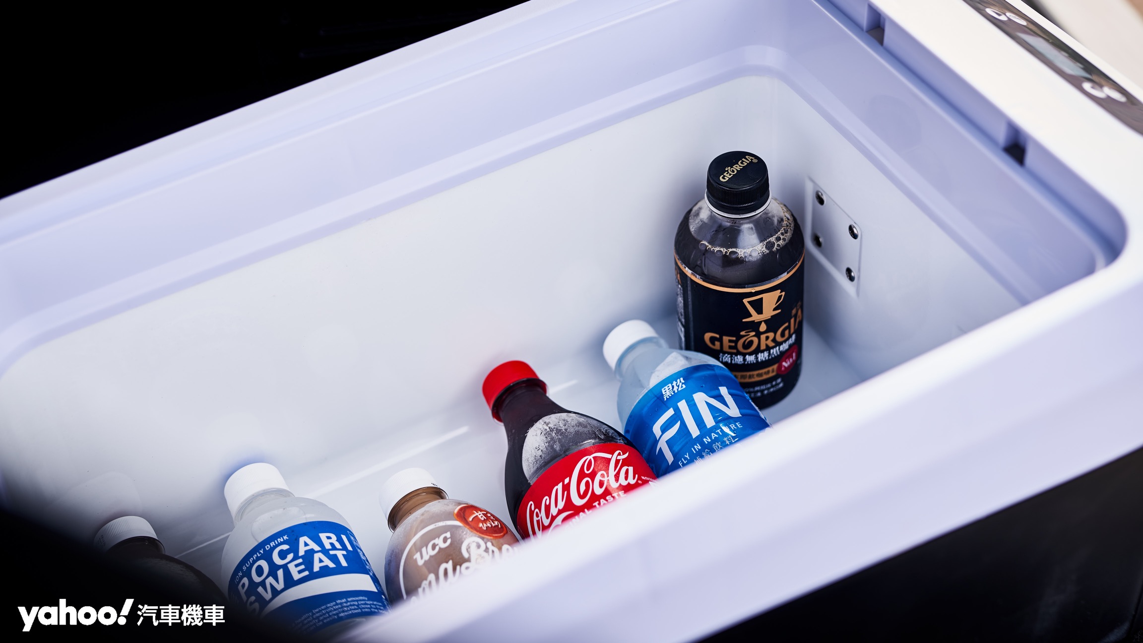 24L巨無霸恆溫冷熱冰箱長型空間可擺放最多三層23瓶580ml的寶特瓶。