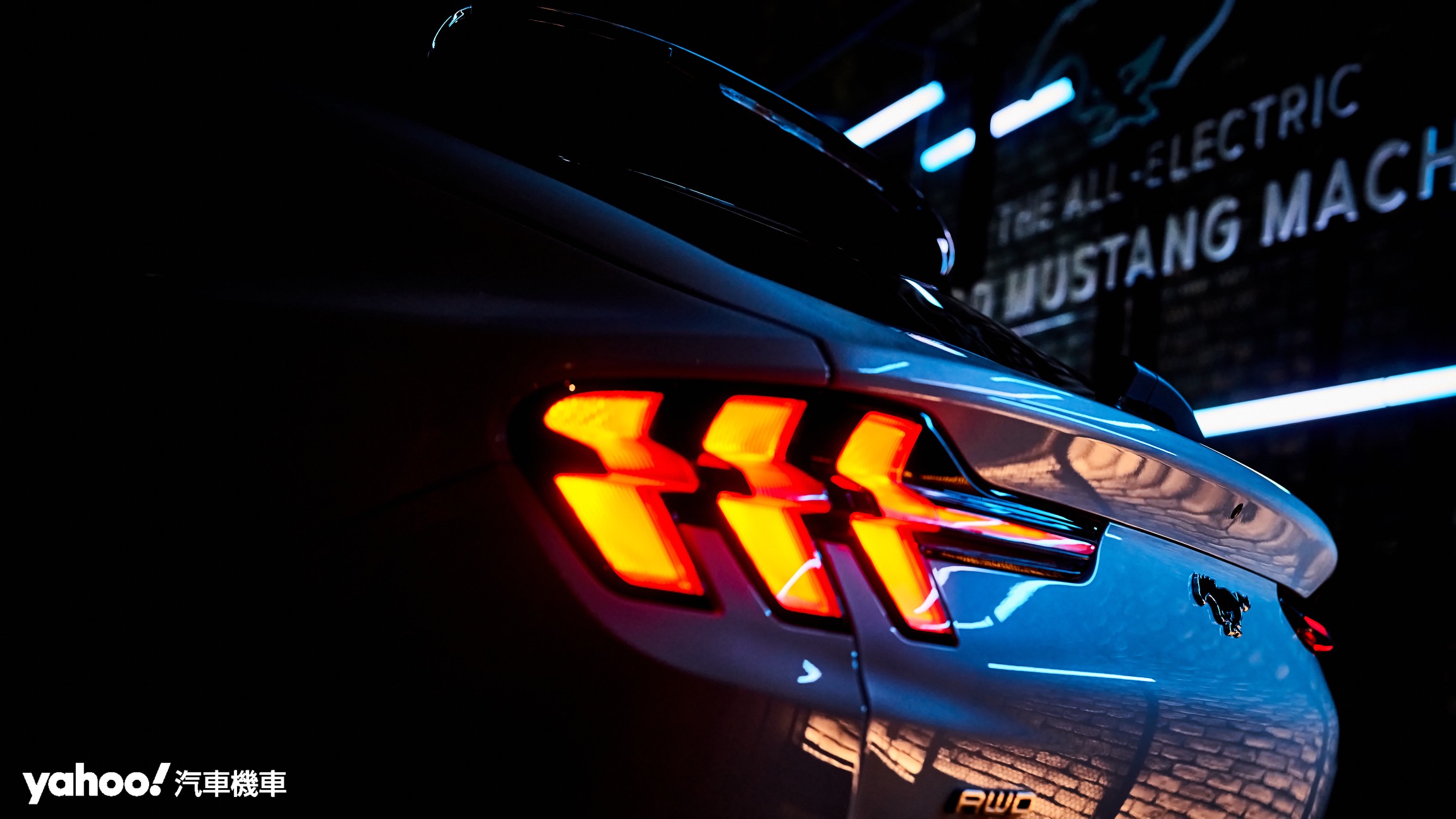 尾燈三格柵設計完美致敬現行Mustang車型並重現Mustang經典風格。