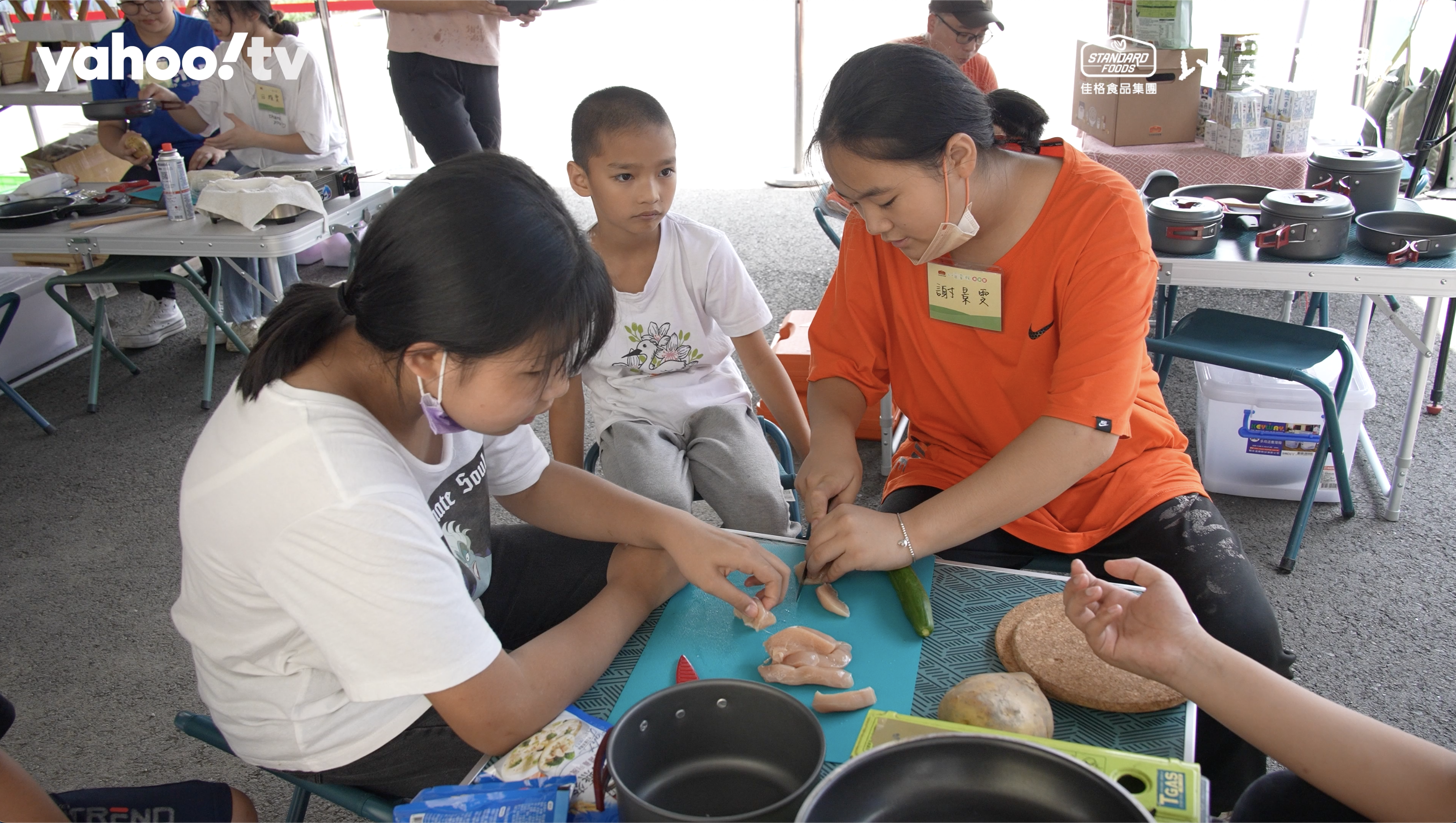 ▲食育營重點活動之一，參與學童自行挑選在地食材料理，是營養教育很重要的一環。 圖/擷取佳格「以愛灌溉」食育營影片