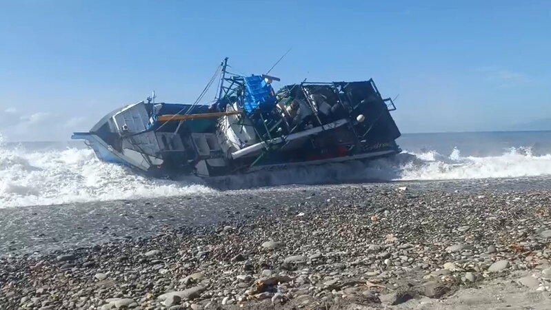 Fishing Boat Jin Hongyi Washed Ashore and Capsized Off Fengli Beach: 1 Injured, 4 Rescued