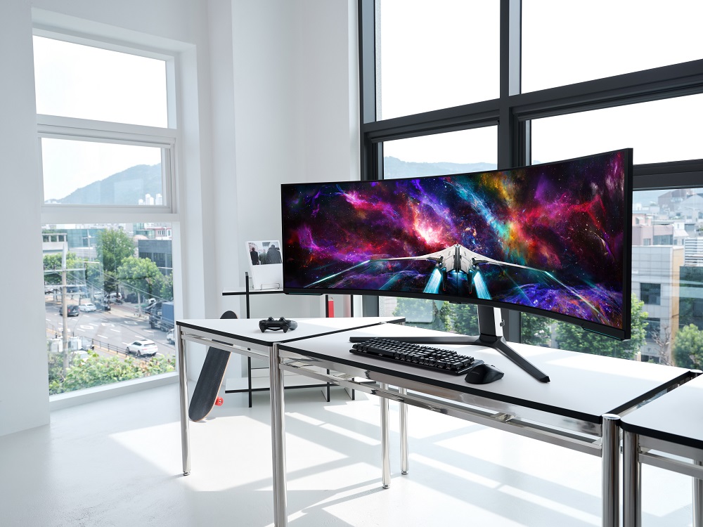 Samsung's 57-inch ultrawide dual 4K gaming monitor arrives in October for $2,500