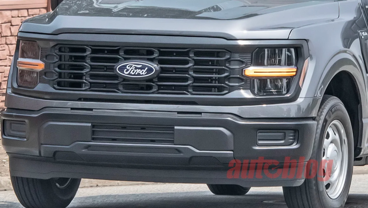 圖／小改款的Ford F-150採用全新造型前燈與尾燈，車頭也可見全新更寬扁的進氣格柵、重新設計過的保險槓與車輪。