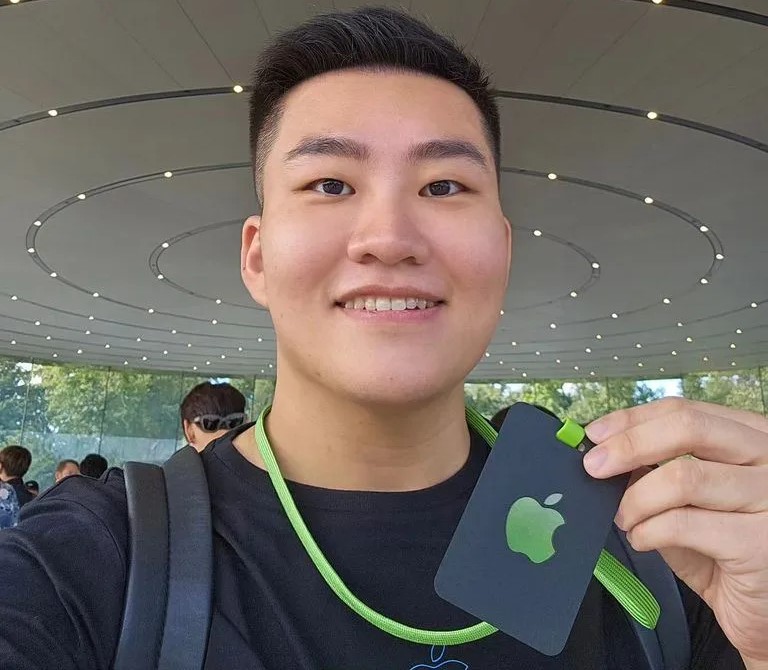 Taiwanese YouTuber Jiumei Attends Apple Conference and Recommends Upgrading iPhones Before 13
