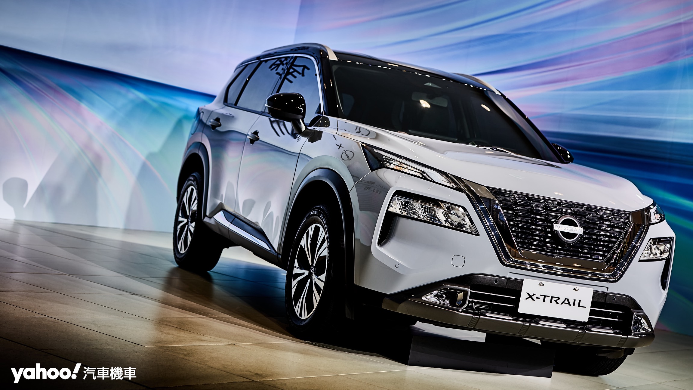 輕油電版本Nissan X-Trail基本維持T33世代外型架構，V-Motion水箱護罩V形飾條則由e-Power版本的鋼琴黑改為鍍鉻亮銀呈現。