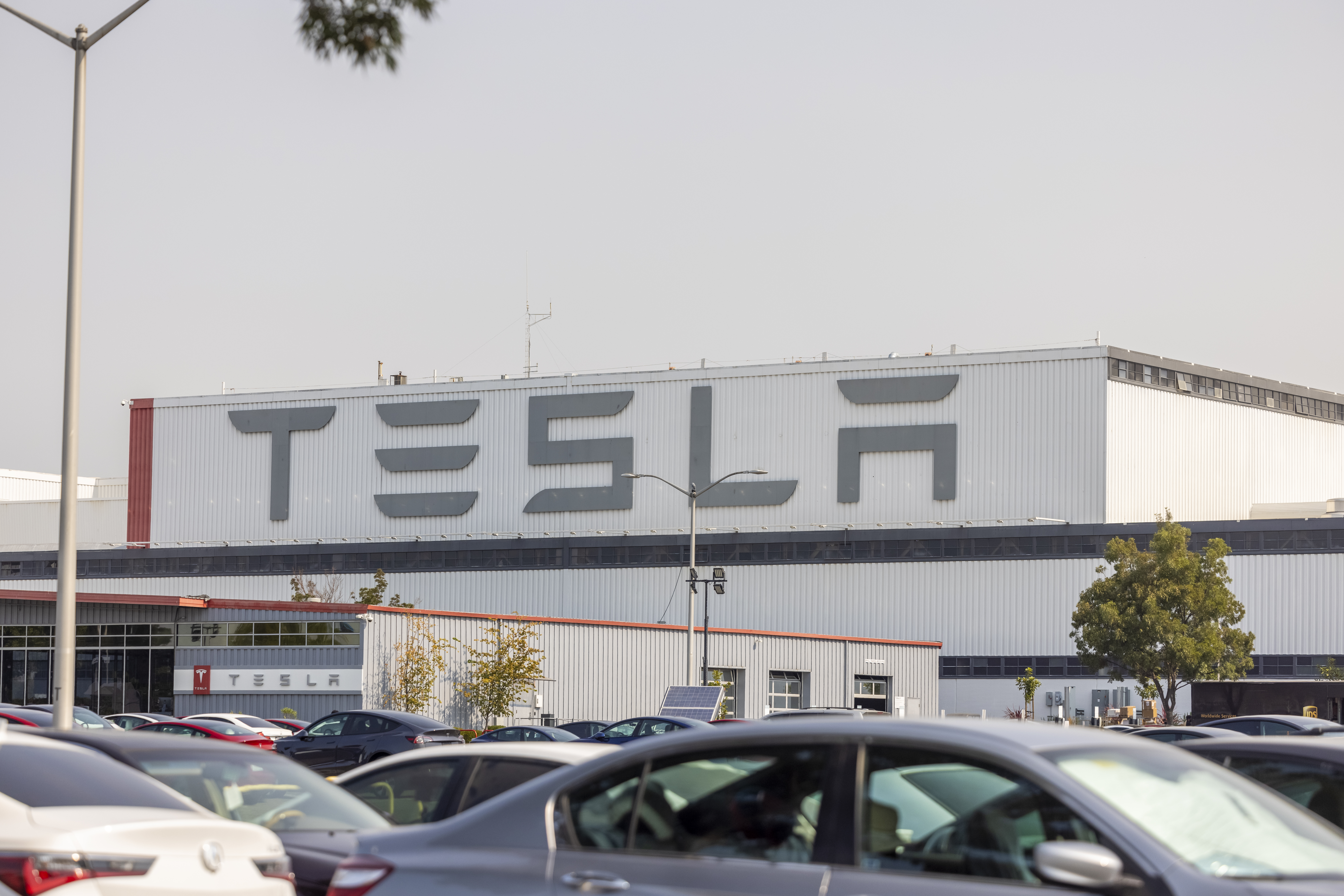 Федеральное агентство предъявило Tesla иск за расовые притеснения на заводе в Калифорнии