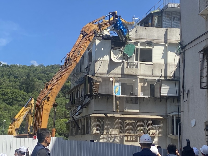 Demolition of Kitai Construction Damaged House on Dazhi Street in Bei City: Taipei City Government commences demolition work