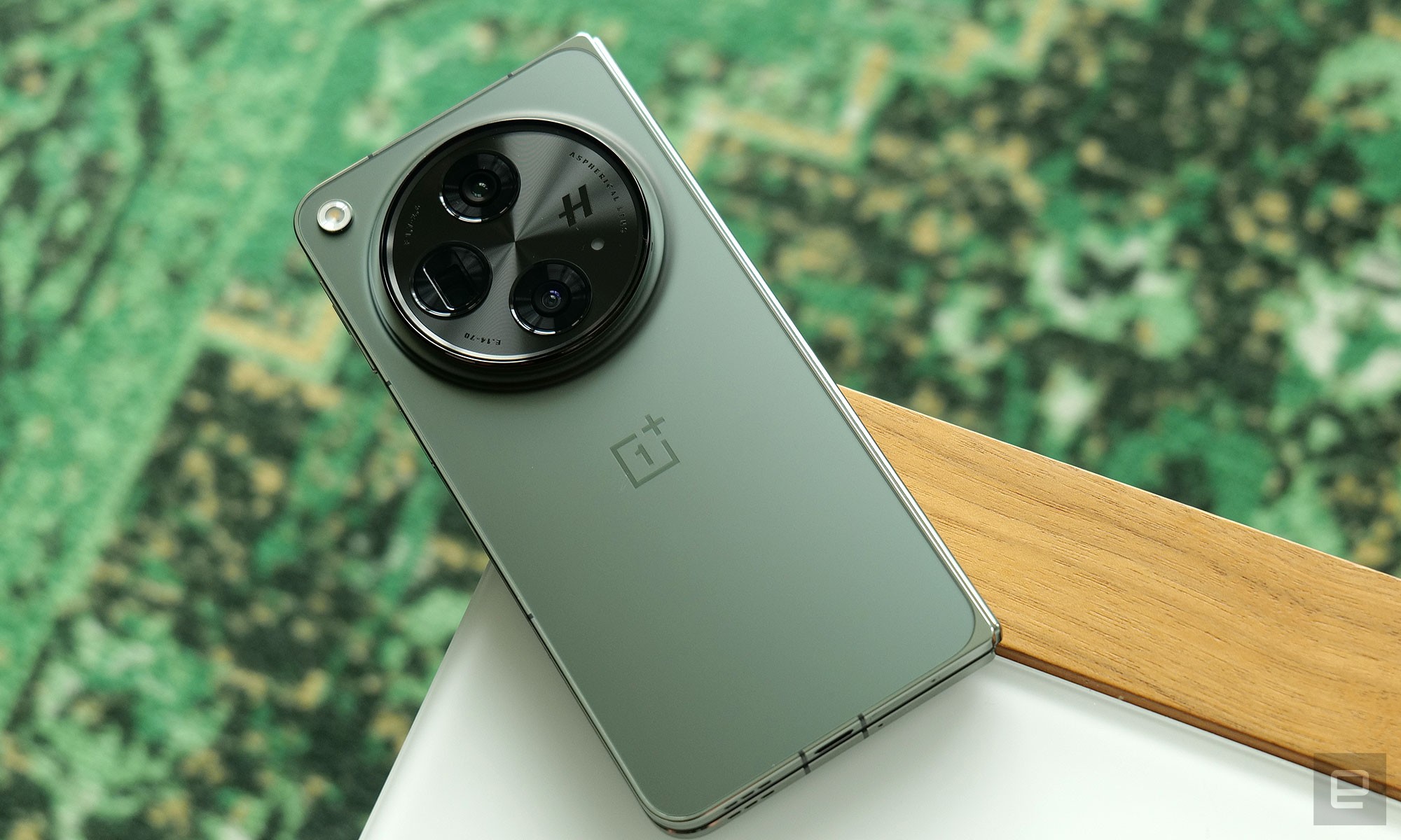 Le OnePlus Open comprend trois caméras arrière, dont une caméra principale de 48 MP avec un grand capteur 1/1,43