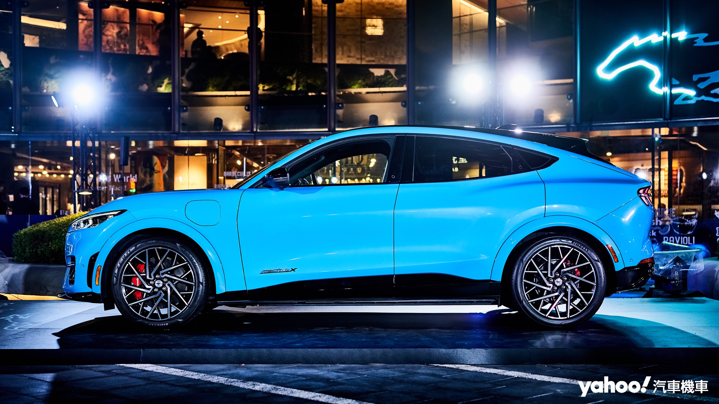 透過輪廓整修、恰到好處的窗門比與尾部線條修飾，Ford Mustang Mach-E即便為SUV也擁有相當俐落的視覺感。