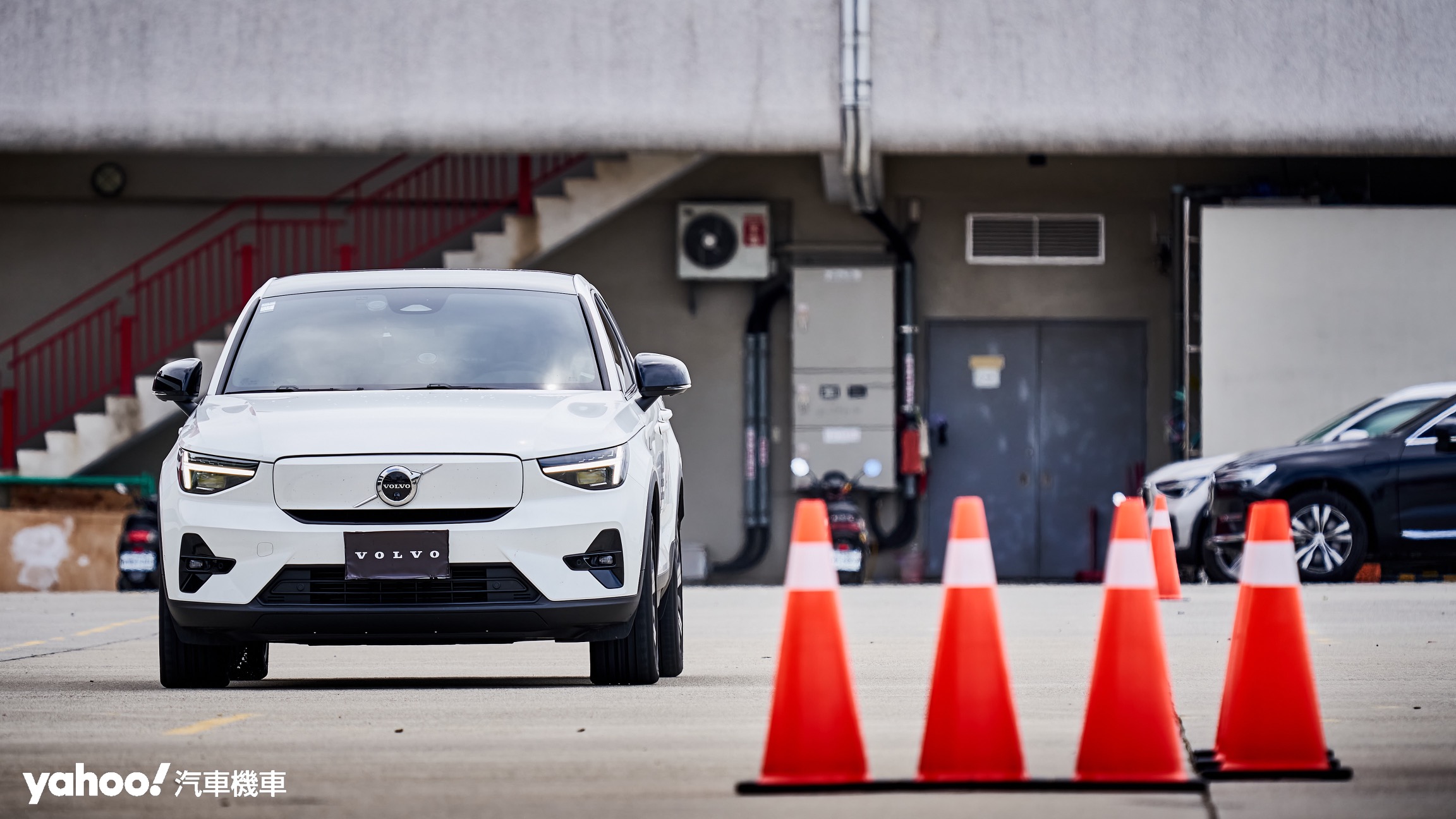 以Volvo C40 Recharge Ultimate Twin Motor的One Pedal單踏板驅動挑戰自然減速煞停至終點線。