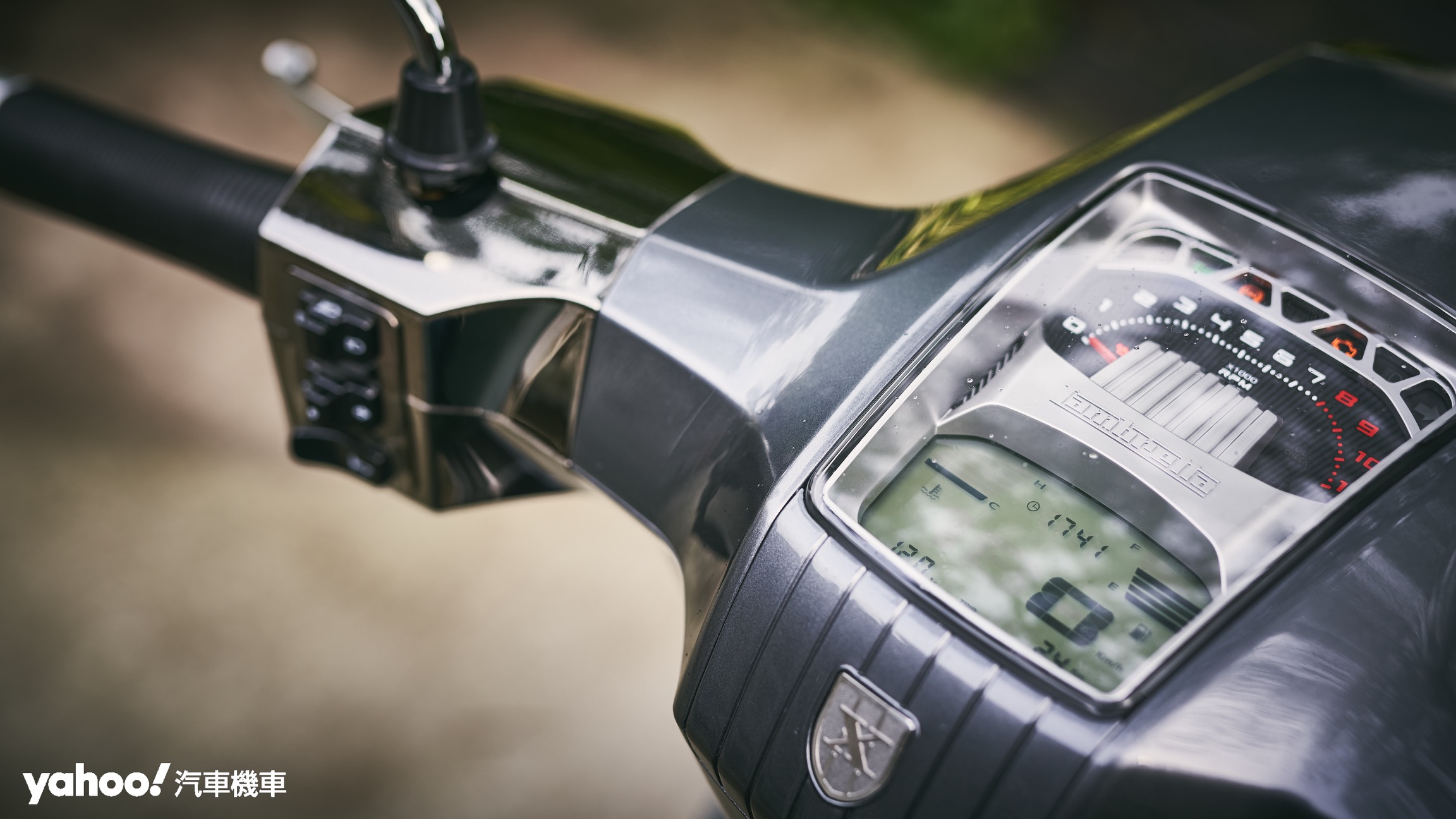 Lambretta X300採用較為傳統的指針轉速錶搭配液晶資訊顯示幕做為視覺介面。