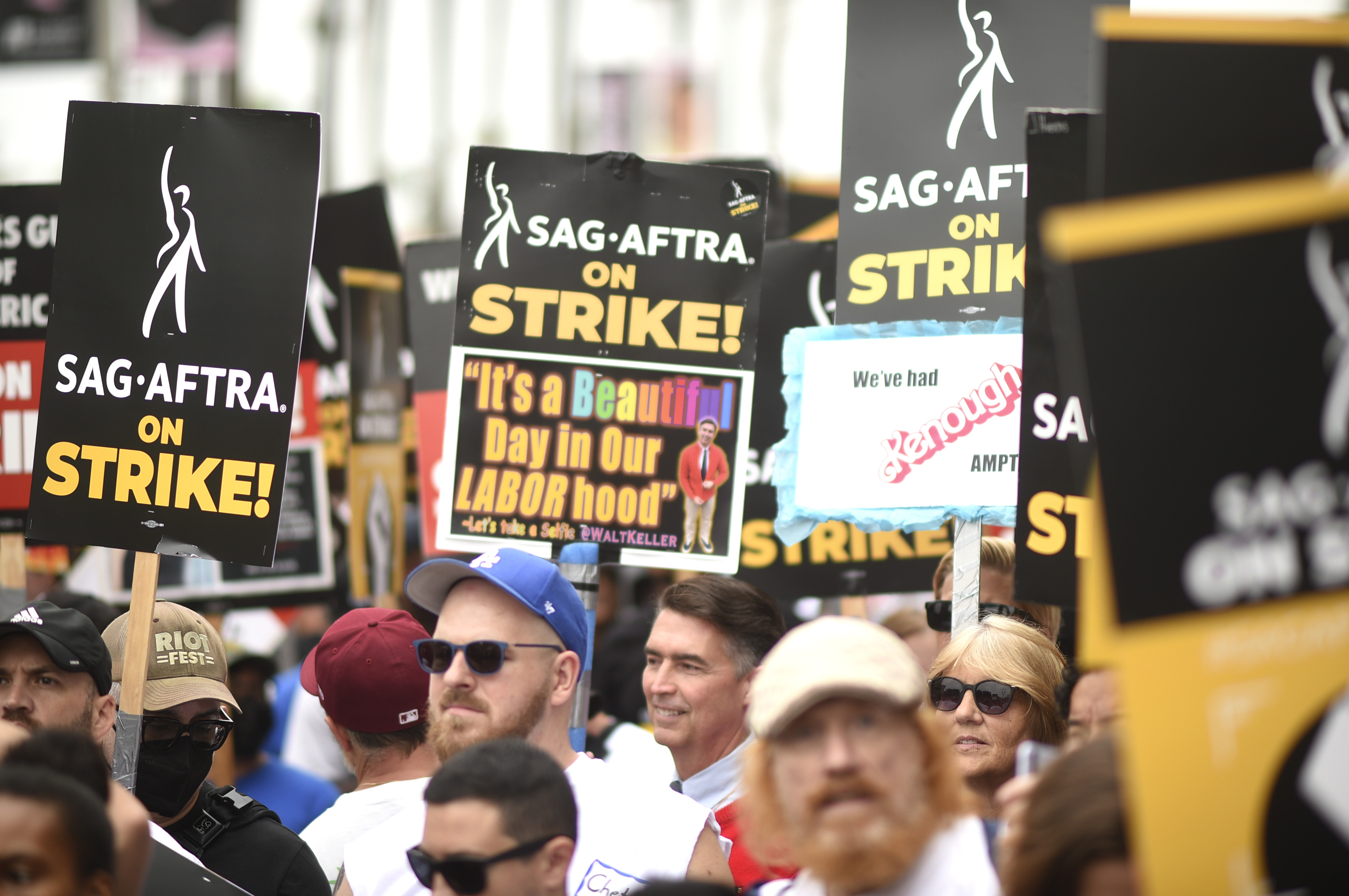 Trabajadores en huelga en una protesta fuera de Paramount Pictures Studio el miércoles 13 de septiembre de 2023 en Los Angeles. Los estudios de Hollywood abandonaron las negociaciones con el sindicato de actores en huelga. (Foto Richard Shotwell/Invision/AP)