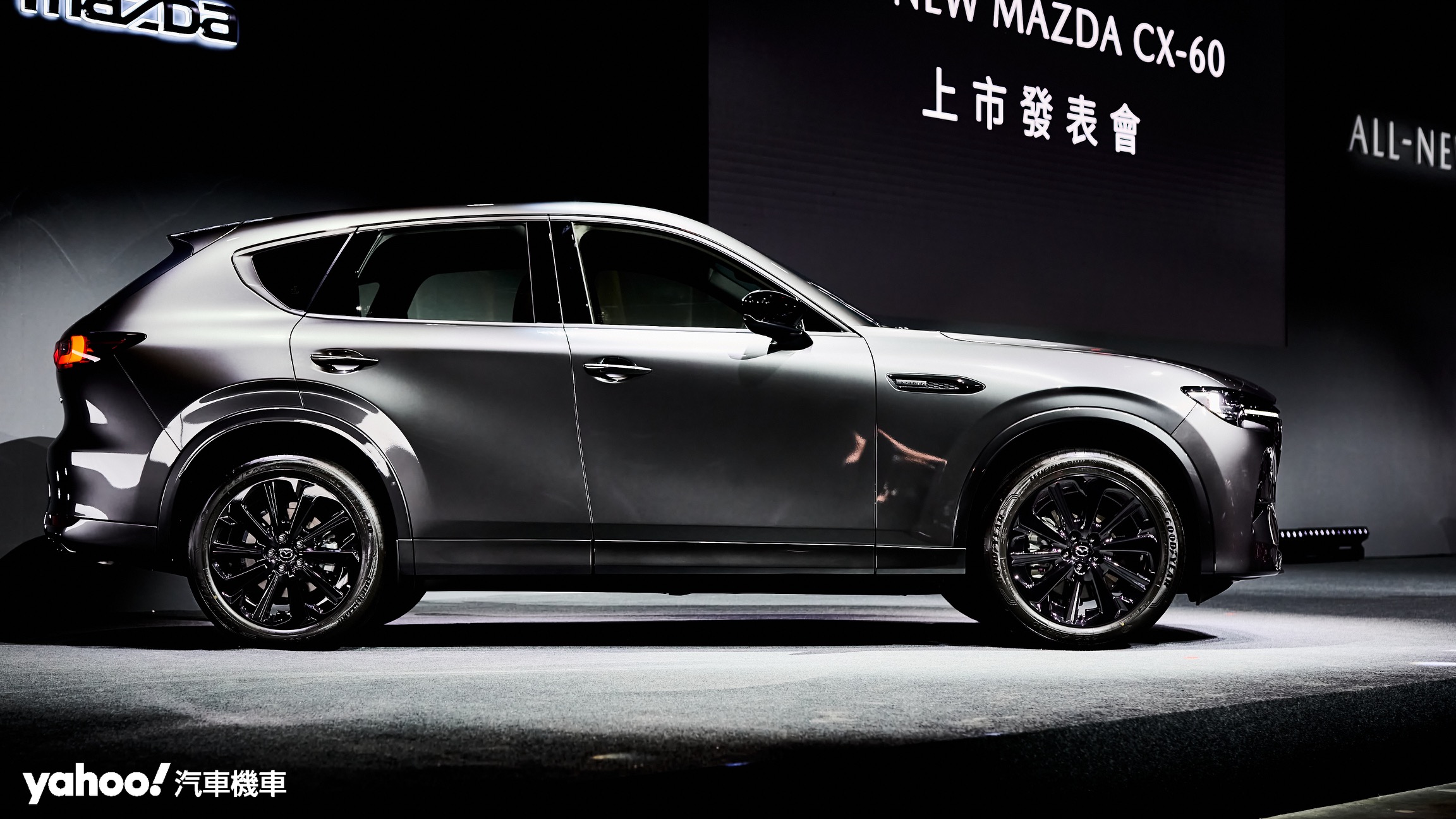 逾4米7車長的Mazda CX-60在比例上仍舊偏後，較長的車頭除了是為了容納縱置直六引擎，令駕駛座艙盡可能位於中心以追求更好的操控感也是重點之一。