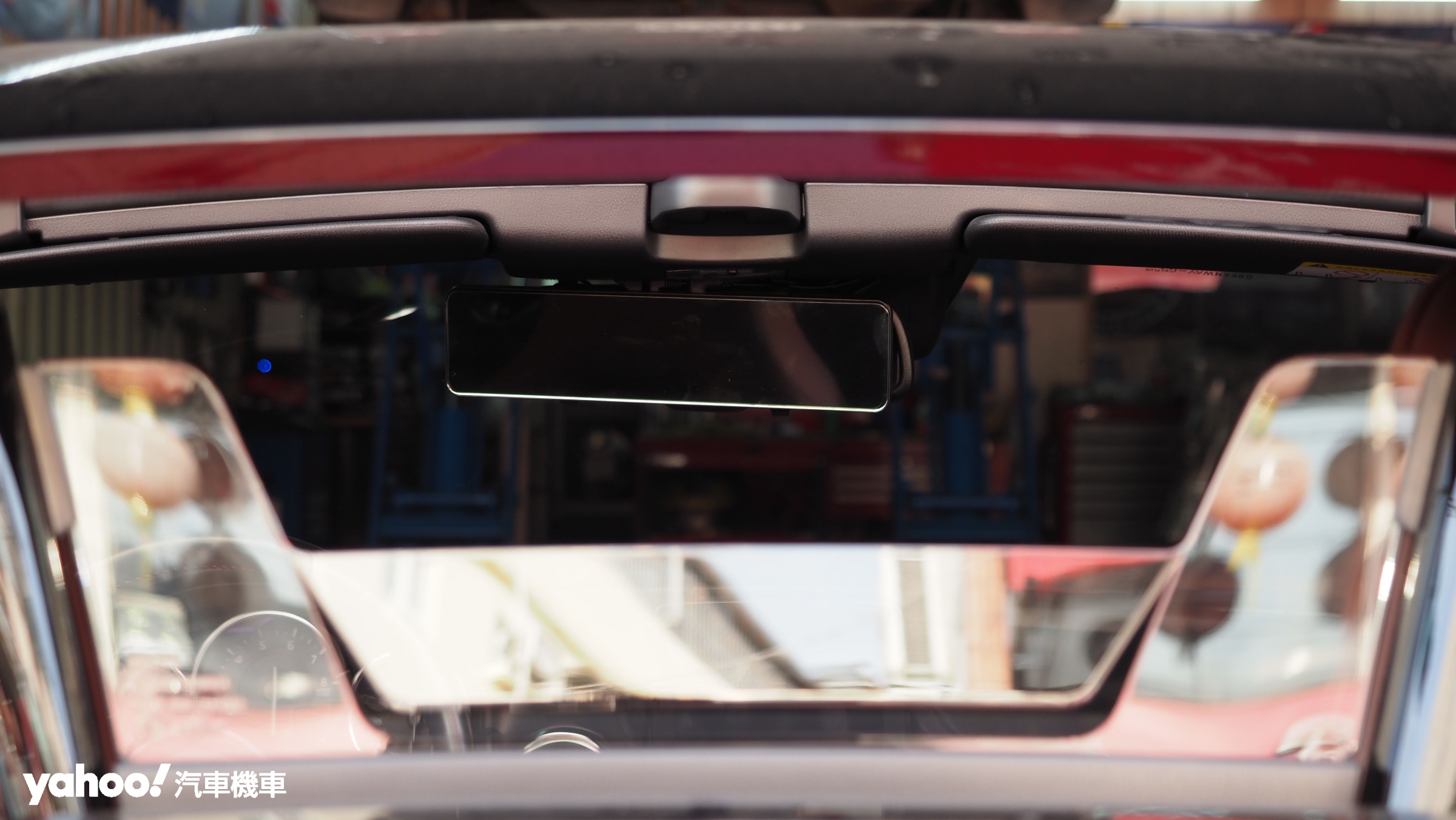 大面積鏡面能完整覆蓋原有的車內後視鏡，在未開機時也可提供駕駛最佳後方視野。