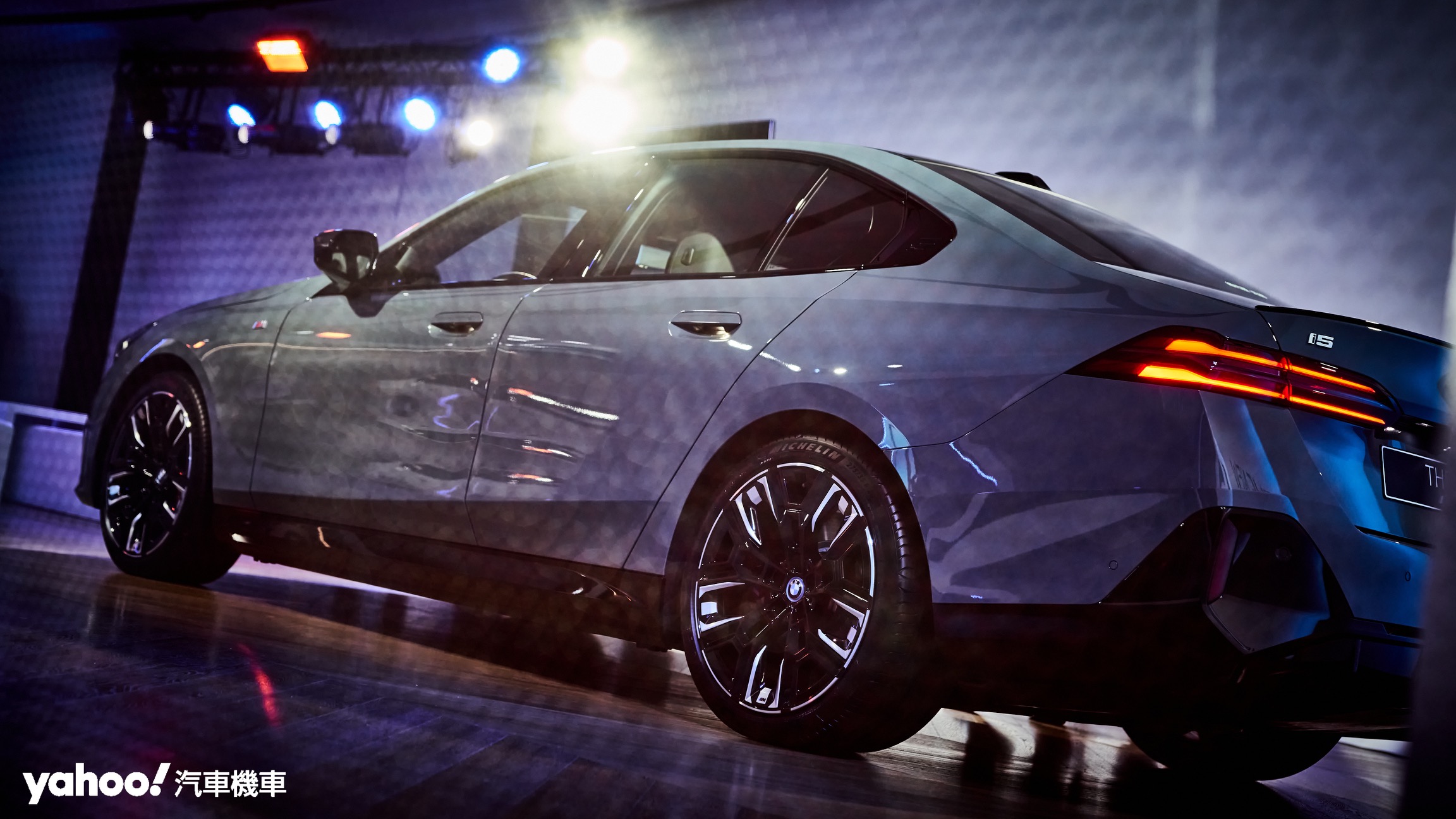 經典BMW Hofmeister Kink拐角、全新尾燈構型與大器方正的構型賦予全新i5車尾絕佳經典的視覺感。