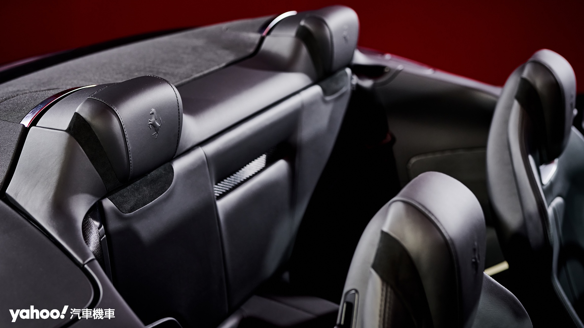 Ferrari全新專利設計的擋風板在常時收納作為後排+2座的椅背，開啟時則可藉由本身造型與中央通道設計有效引導氣流並提升Roma Spider開蓬時的座艙舒適性。