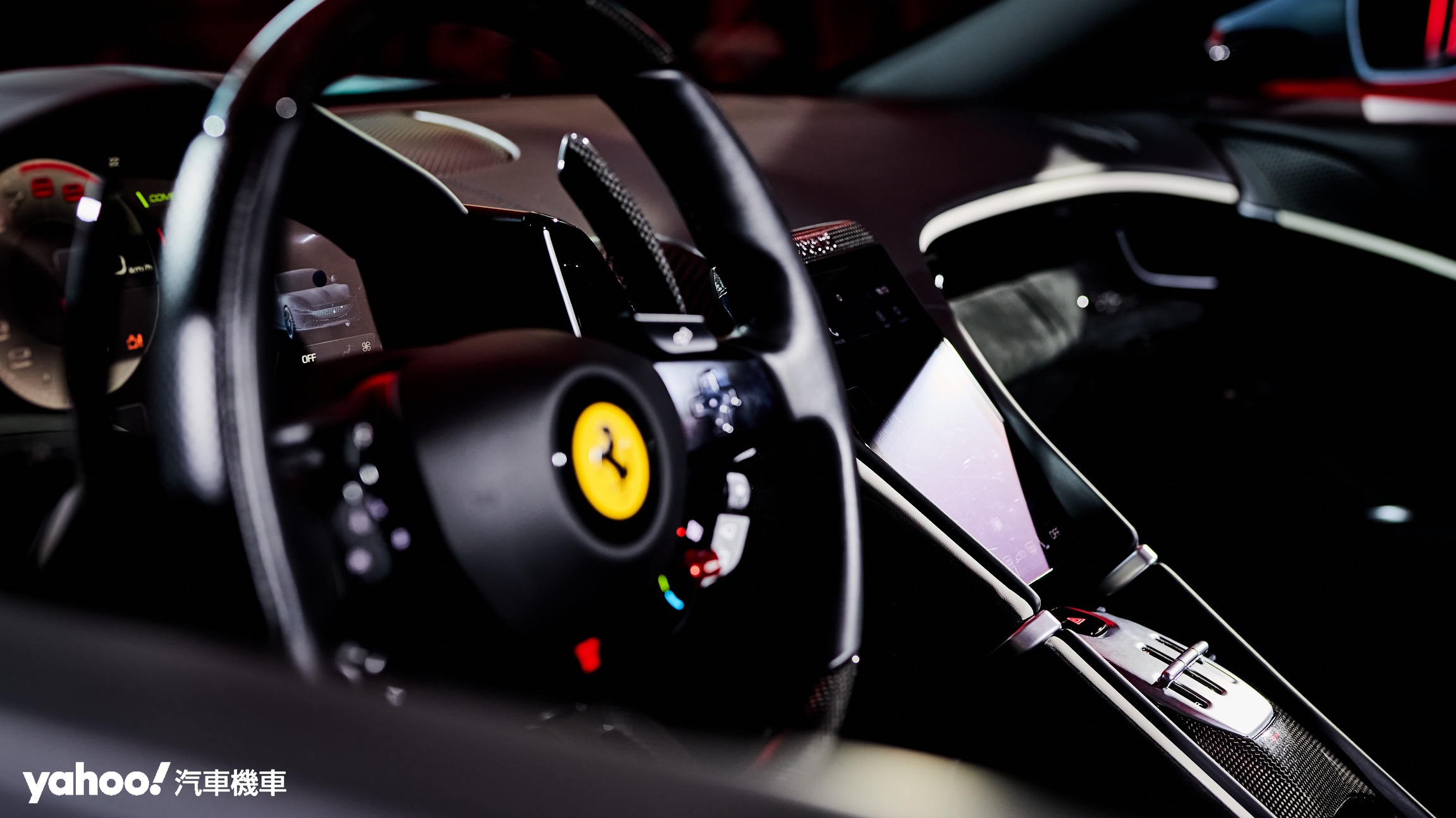 相同的Ferrari 2+座艙設定讓Roma Spider保有駕駛端操控的純粹、視覺設計的美好與享受GT本質的從容。