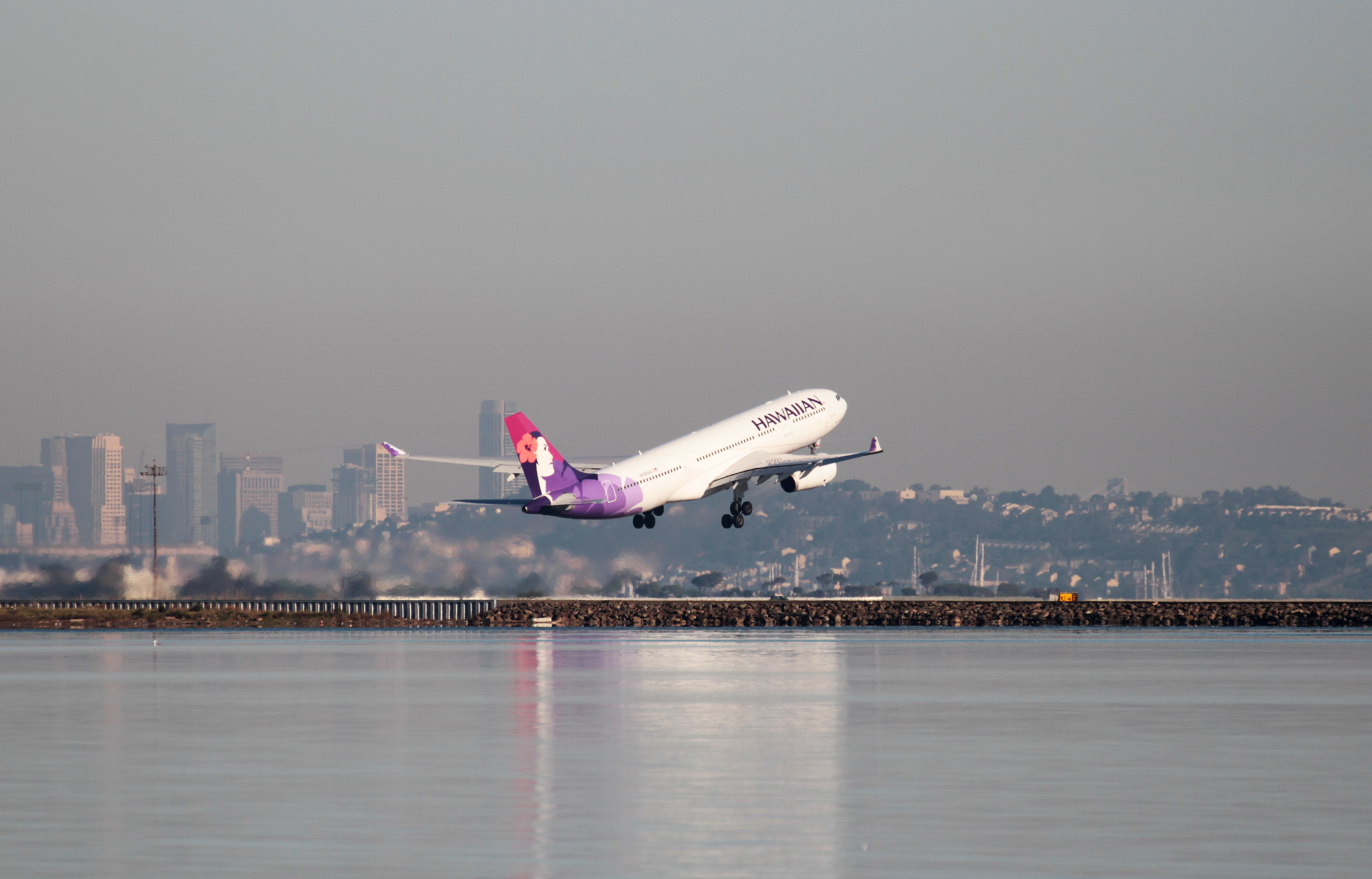 UPDATE 2-Alaska Air to buy Hawaiian Airlines for $1.9 bln