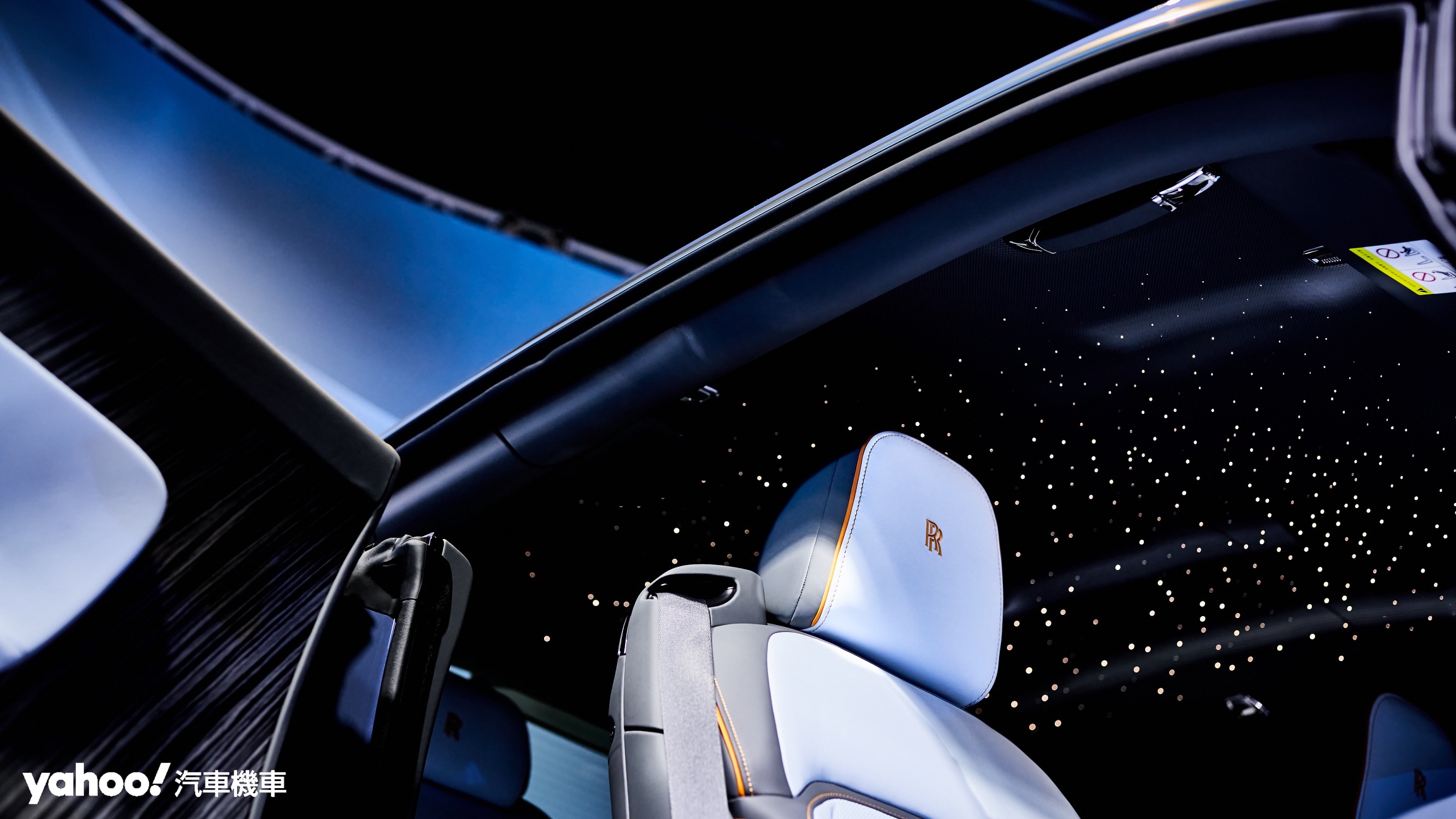 Spectre不僅有著Rolls-Royce經典星空頂篷設計，車門也首次提供Starlight配置（選配Canadal木飾則無法同時選用）。