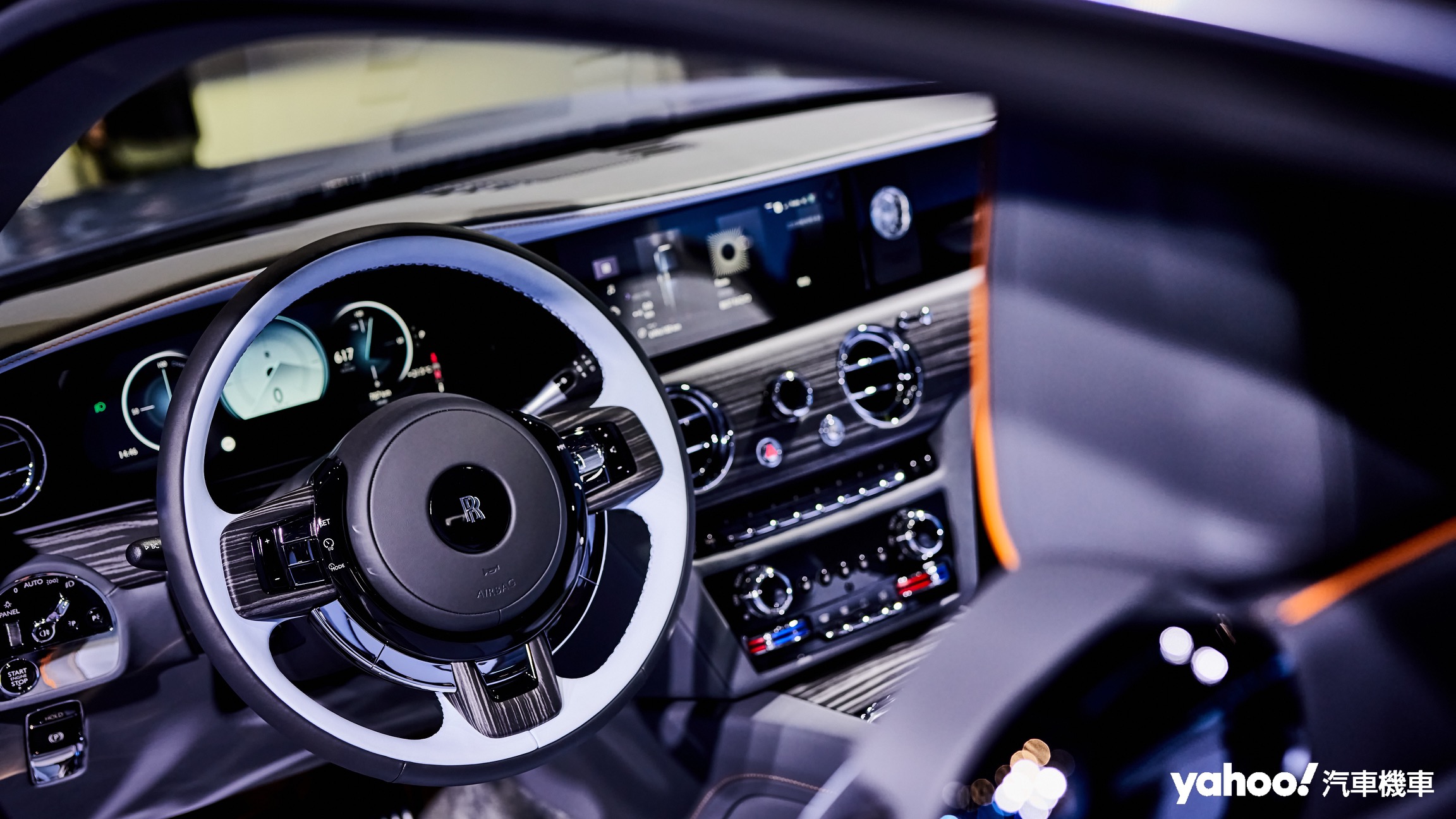 偏向傳統的駕駛座艙仍保留絕大多數實體操作介面，全新數位儀表的選用搭配新世代SPIRIT軟體架構也讓全車機能更為強悍。