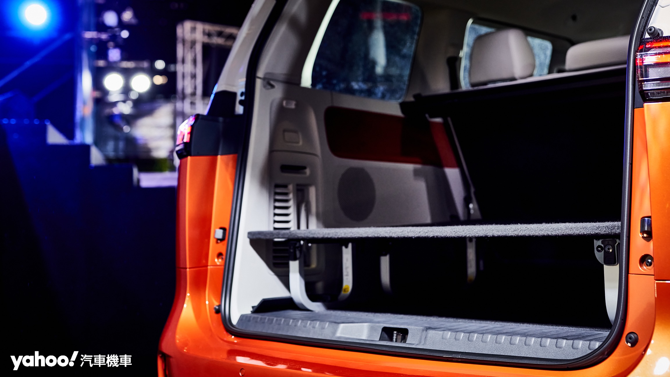 Volkswagen ID.Buzz利用純電MEB平台打造出寬敞開闊的置物機能，且架高後的底版剛好可與放倒的後排座椅形成舒適的車臥空間。