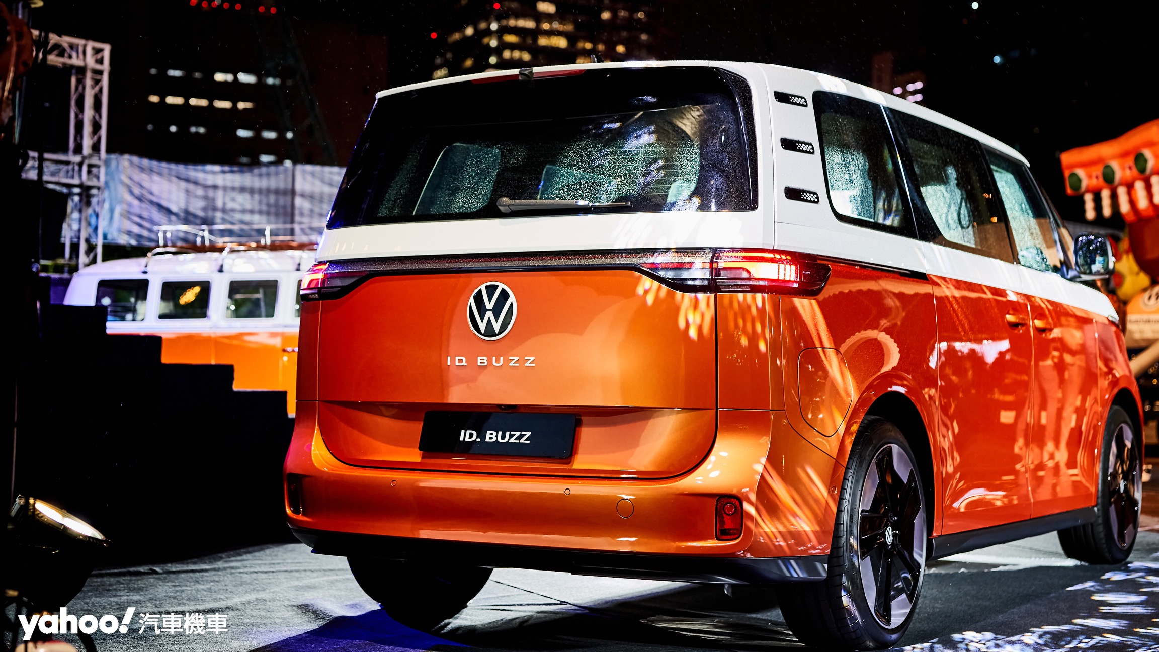 平整的車尾設計讓純電ID.Buzz有著與現行Volkswagen Multivan極為相似的風格，但考量到純電車款而在部分細節上加入更多科技感元素。