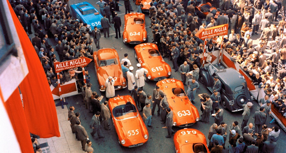 圖／Mille Miglia千里賽為賽車史最具浪漫與傳奇色彩的比賽，最大亮點為賽程長達1,000英里。照片為1955年Mille Miglia千里賽比賽出發前的留影。