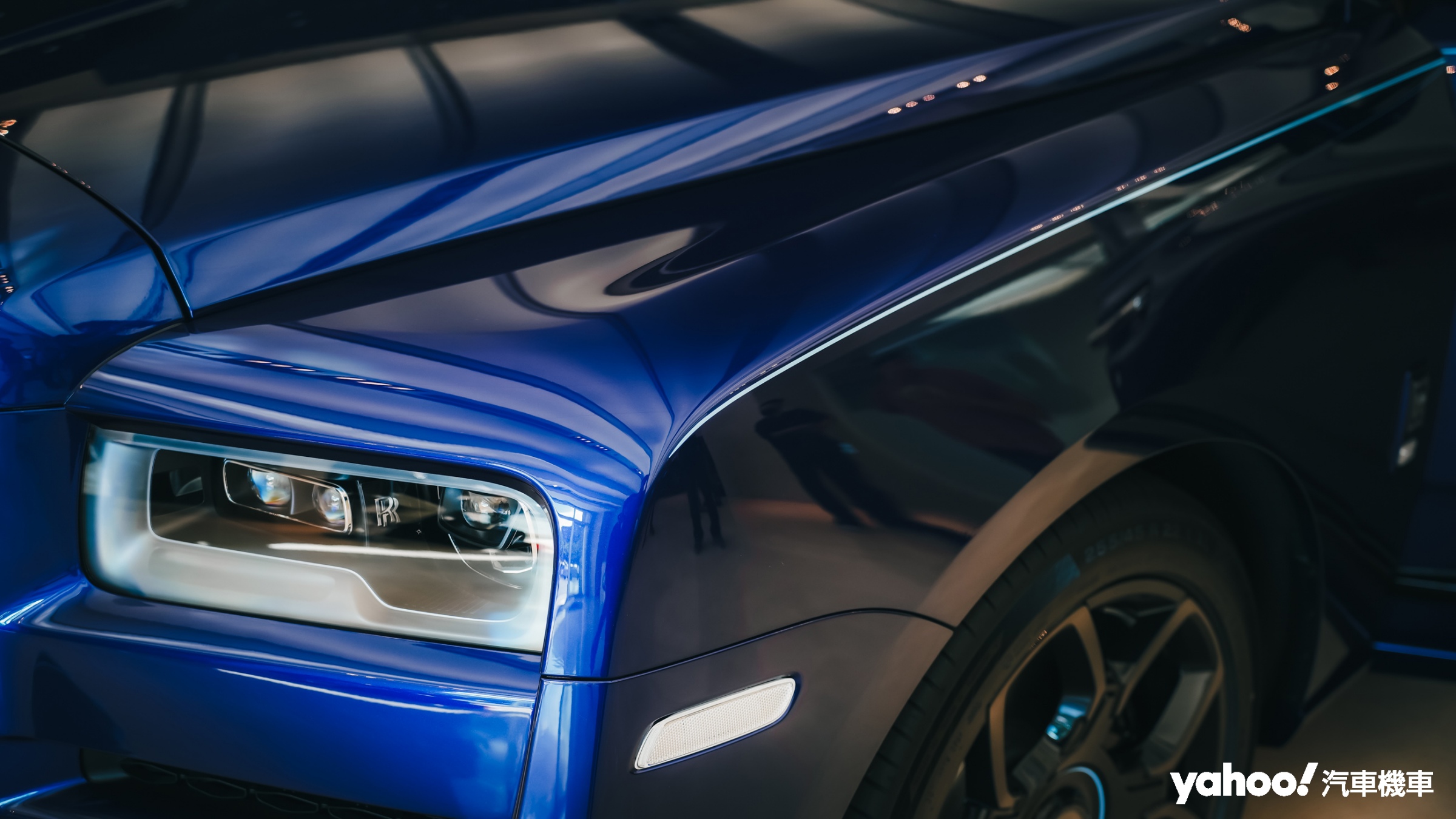 Stardust Blue星塵藍的訂製車色呈現地球大氣層頂部的深藍色調。