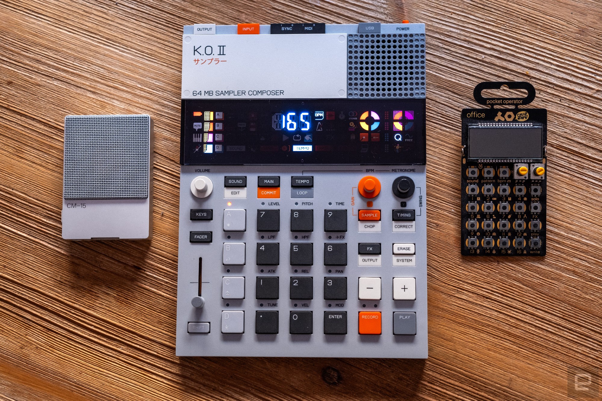 Teenage Engineering KO II-Sampler zwischen dem CM15-Mikrofon und einem originalen Pocket Operator.
