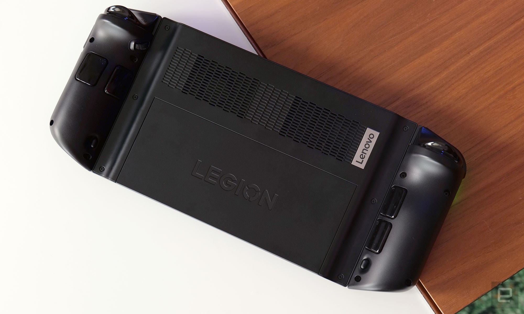 Legion Go presenta un diseño de botones estilo Xbox en el frente junto con un total de cuatro paletas en la parte trasera.