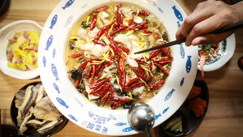 [閒聊] 女孩子喜歡酸菜魚肉夾饃煎餅果子黃悶雞嗎