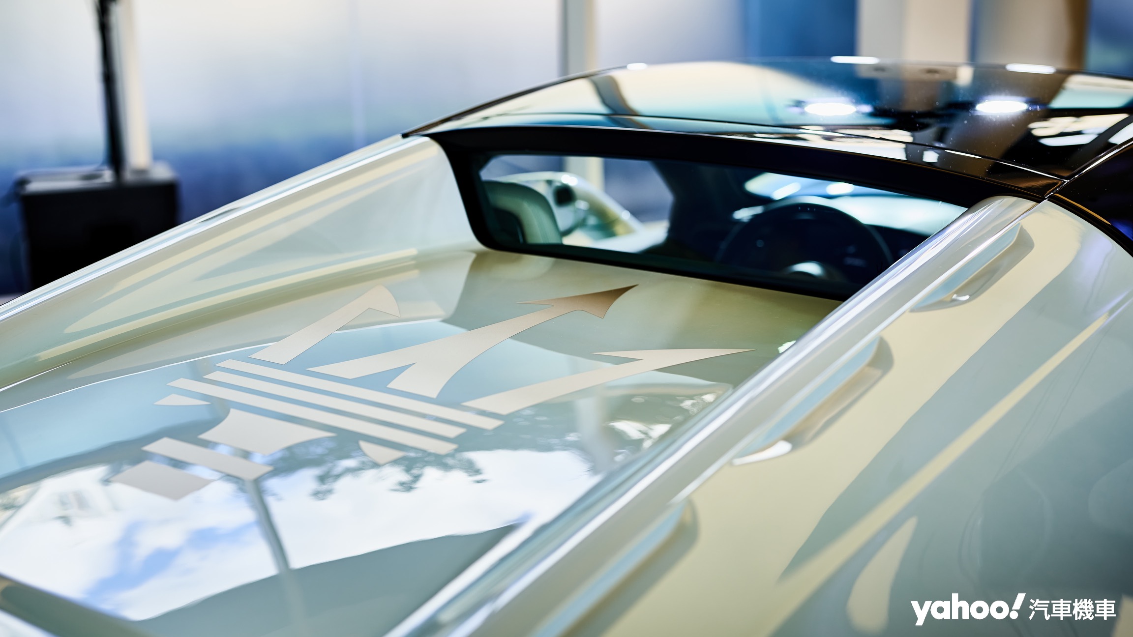 Coupé車型中原以鏤空方式呈現的中置引擎蓋如今改以高耐熱聚碳酸酯完整包覆，並以消光鈦色完整呈現海神三叉戟徽飾。