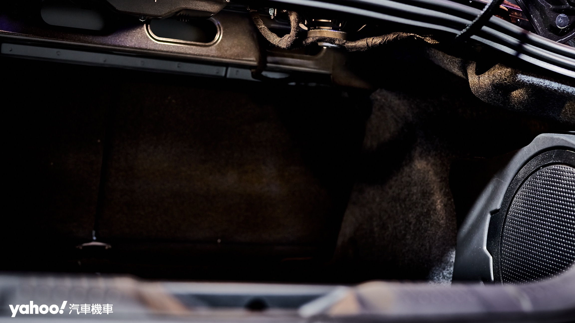 Mustang後方相當開闊的置物空間在5.0 GT車型上可見對於車內音響系統的重視。