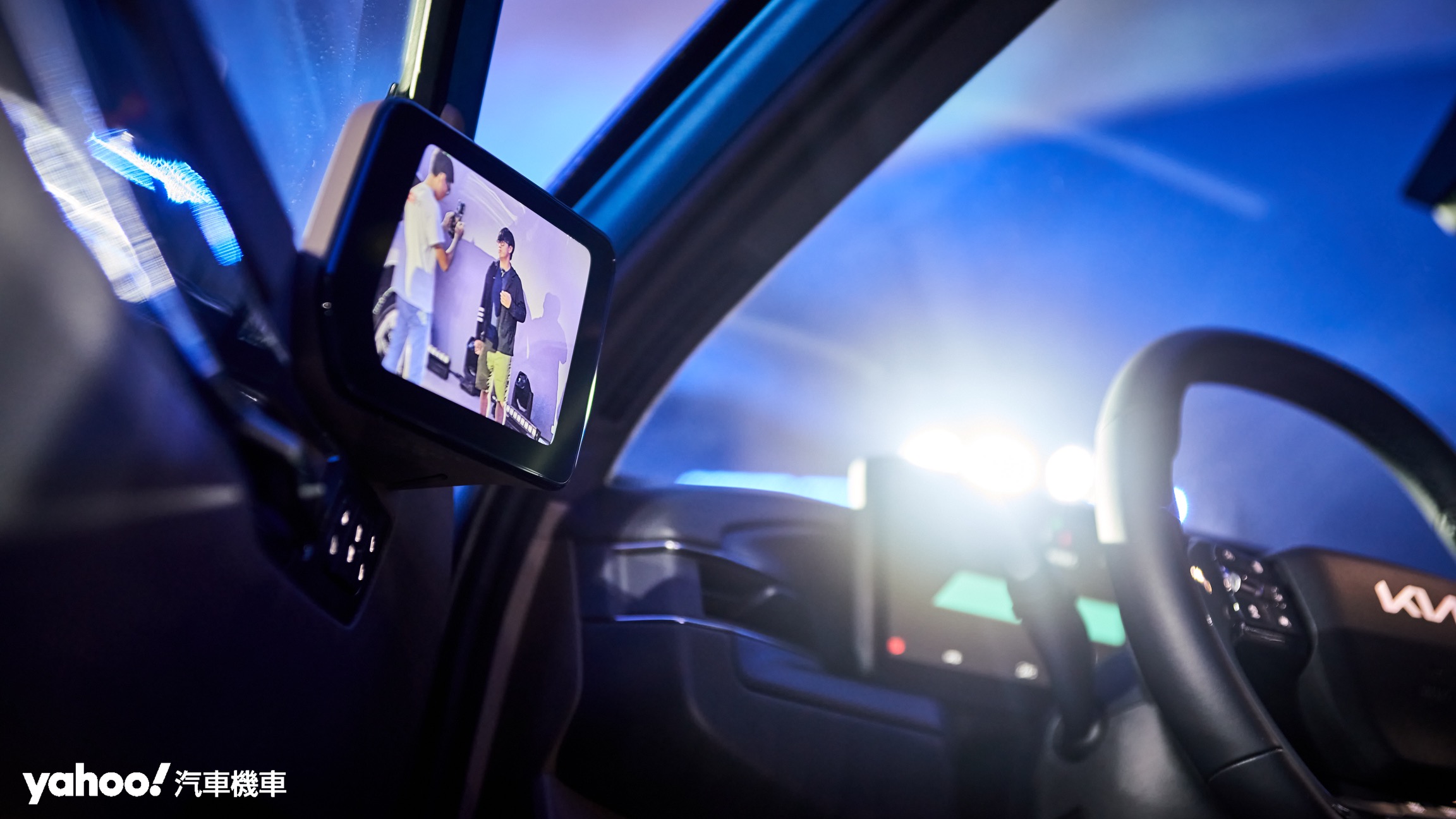 作為選配的電子後視鏡在車內採用了左右側獨立懸浮式的7吋螢幕以增加行進間的畫面視覺辨識度。