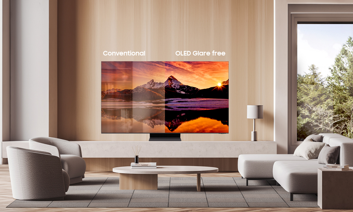 عکس محصول سبک زندگی از تلویزیون OLED سامسونگ در یک اتاق نشیمن مدرن فانتزی.  در سمت چپ تابش خیره کننده شبیه سازی شده در یک تلویزیون معمولی را نشان می دهد.  در سمت راست، عدم تابش خیره کننده در سامسونگ.