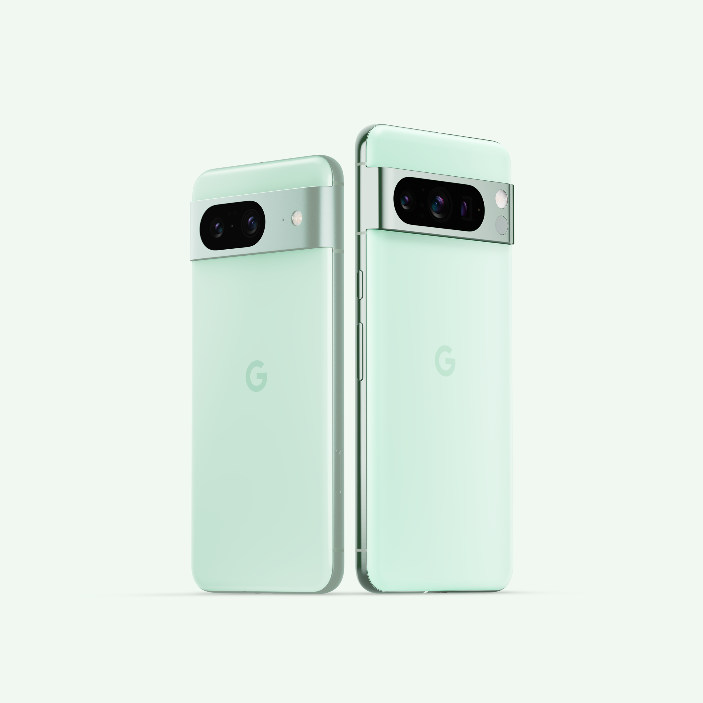 两部薄荷色 Pixel 8 手机。