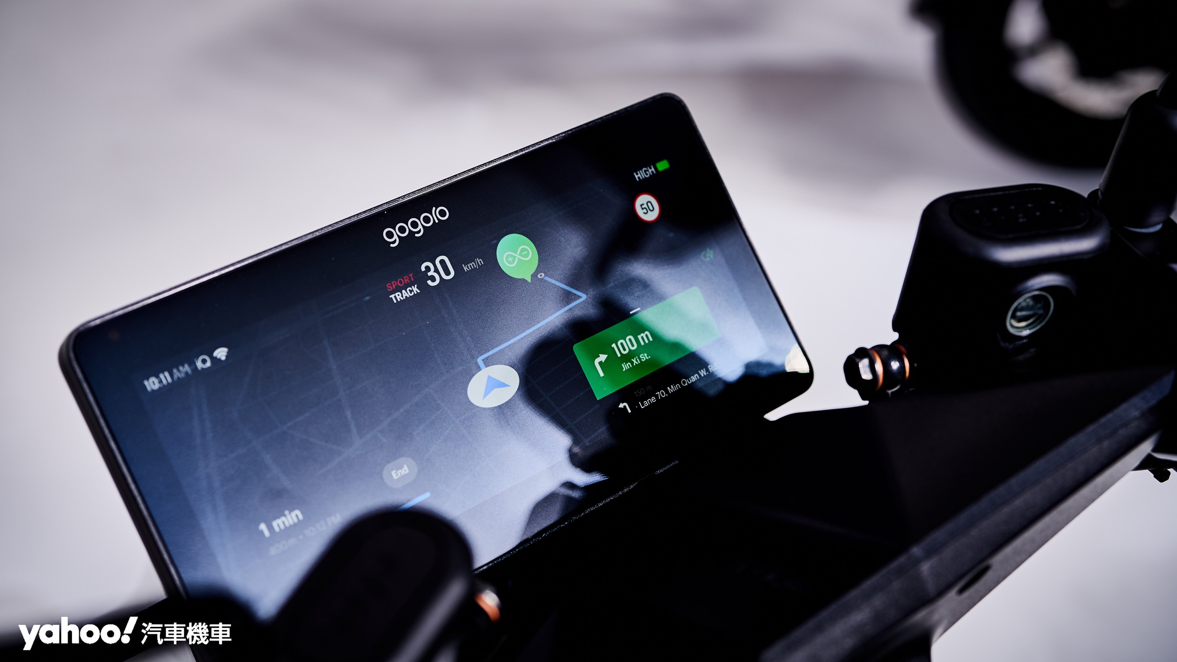 Gogoro全新10.25吋全觸控螢幕內含與高通Qualcomm合作的QWM2290晶片，更精緻的畫面、更流暢的操作回饋與使用者體驗也堪稱是旗艦級車款新標竿。
