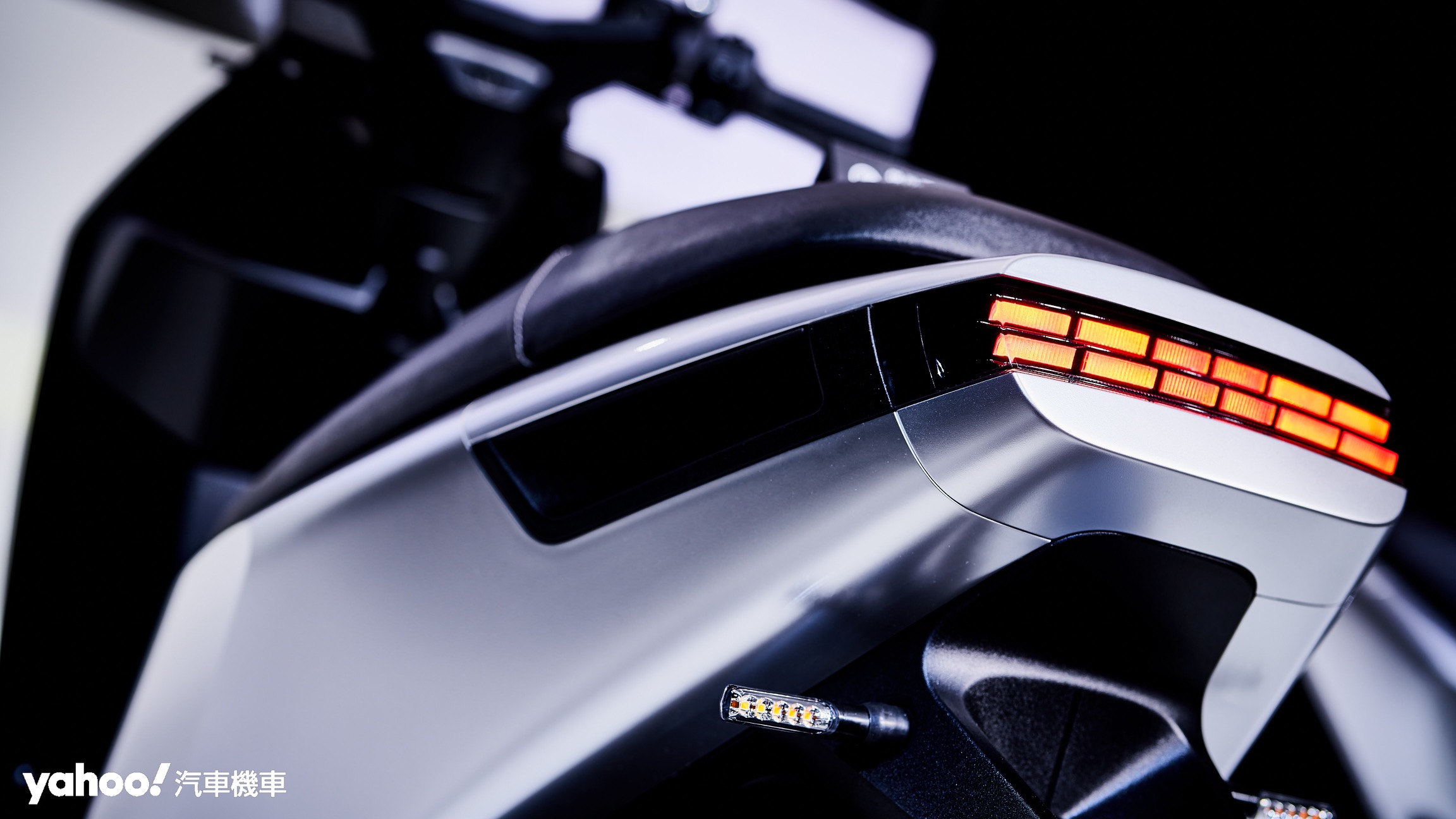上揚式的車尾與更簡約的線條，Gogoro Pulse在尾燈也採取點陣式LED架構以提升尾部鑑別度與強化設計感。
