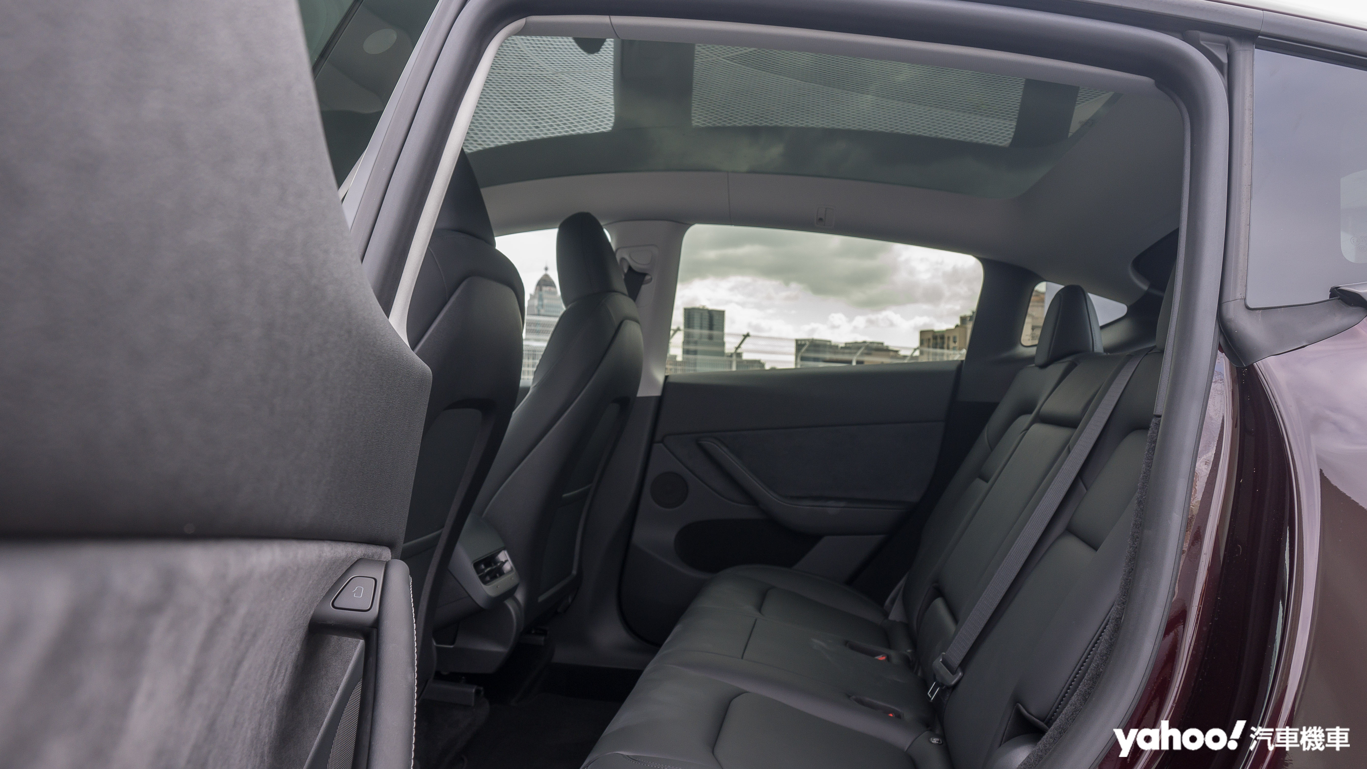 2,890mm軸距長度搭配全景玻璃車頂，能帶來出色的乘坐空間與廣闊視野。
