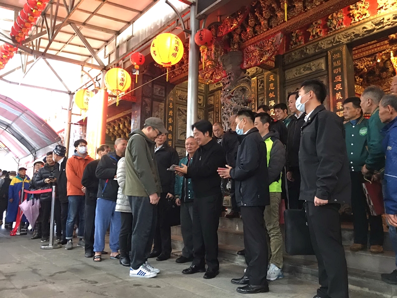 Vice President Lai Qingde’s Visit to Temples and Distribution of Blessing Bags on New Year’s Eve Cause Surprisingly Joyous Reactions Among People of New Taipei City