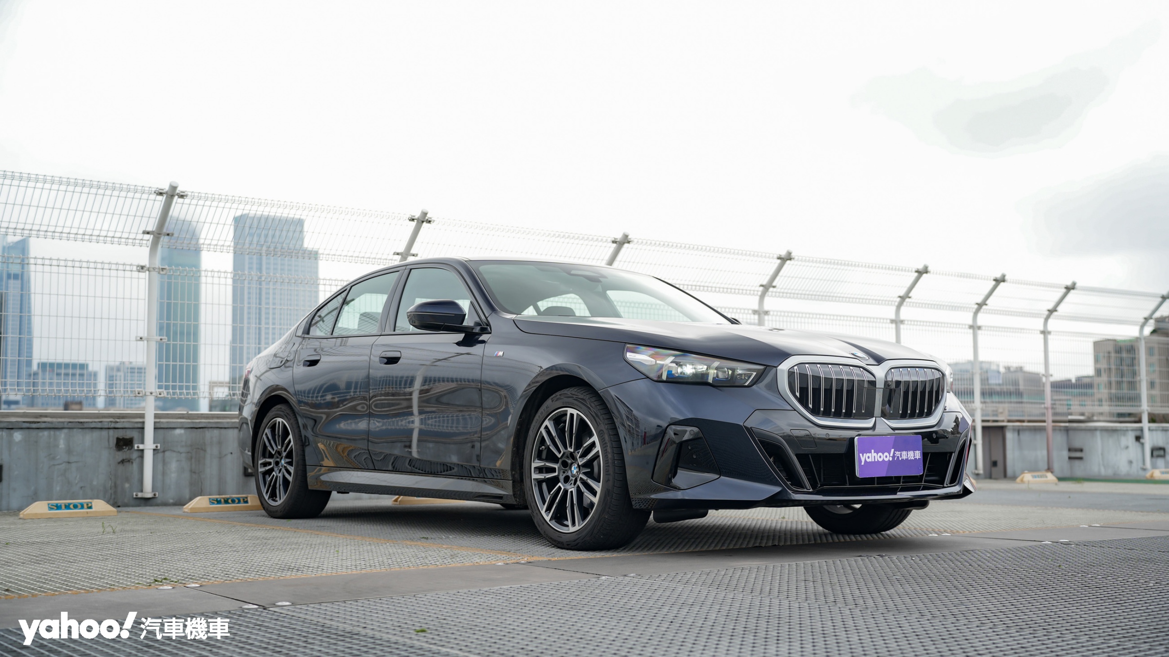 2024 BMW 520i M Sport試駕！眼看著舒適、駕起來依然好動？！